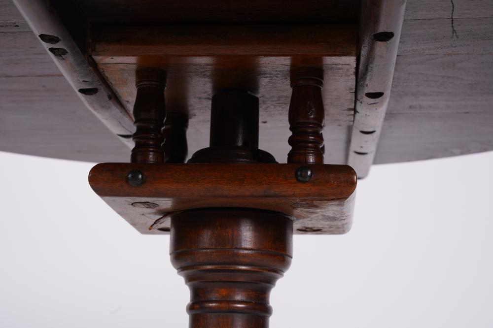 AF1-075:  ANTIQUE LATE 18TH AMERICAN FEDERAL OAK TILT TOP TRIPOD TABLE