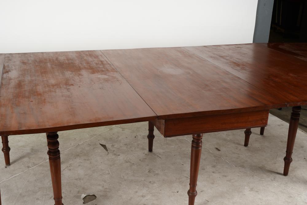 AF1-085: ANTIQUE EARLY 19TH CENTURY AMERICAN FEDERAL MAHOGANY BANQUET DINING TABLE