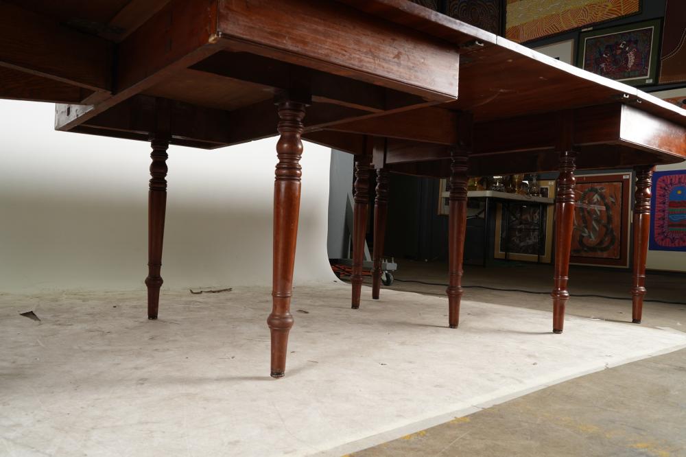 AF1-085: ANTIQUE EARLY 19TH CENTURY AMERICAN FEDERAL MAHOGANY BANQUET DINING TABLE