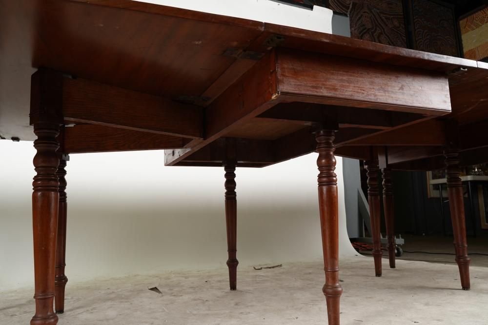 AF1-085: ANTIQUE EARLY 19TH CENTURY AMERICAN FEDERAL MAHOGANY BANQUET DINING TABLE