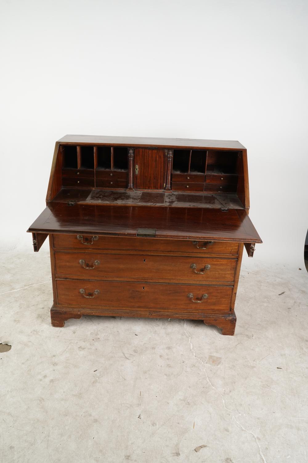 AF5-025: ANTIQUE LATE 18TH C AMERICAN MADE FEDERAL MAHOGANY SLANT FRONT DESK