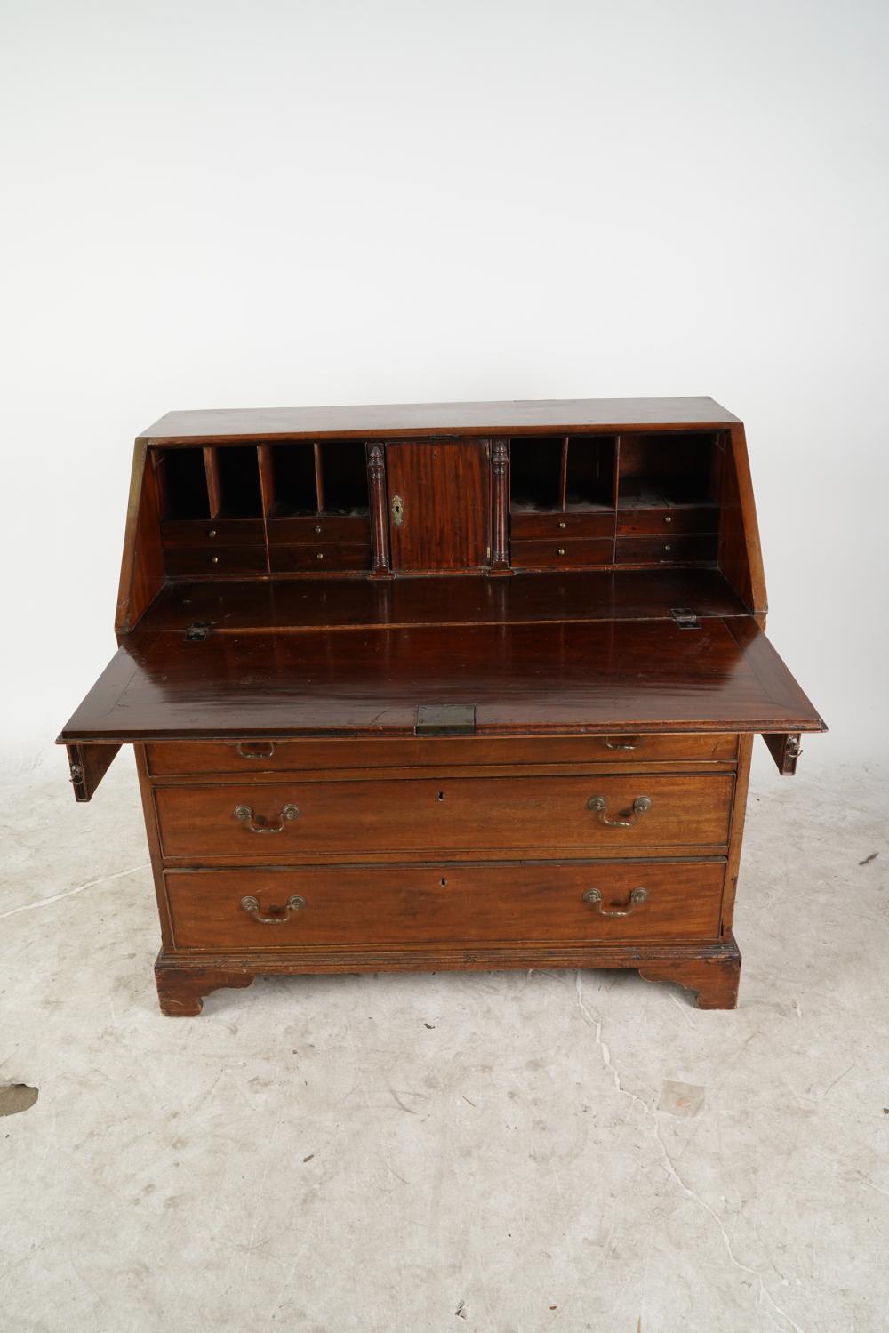 AF5-025: ANTIQUE LATE 18TH C AMERICAN MADE FEDERAL MAHOGANY SLANT FRONT DESK