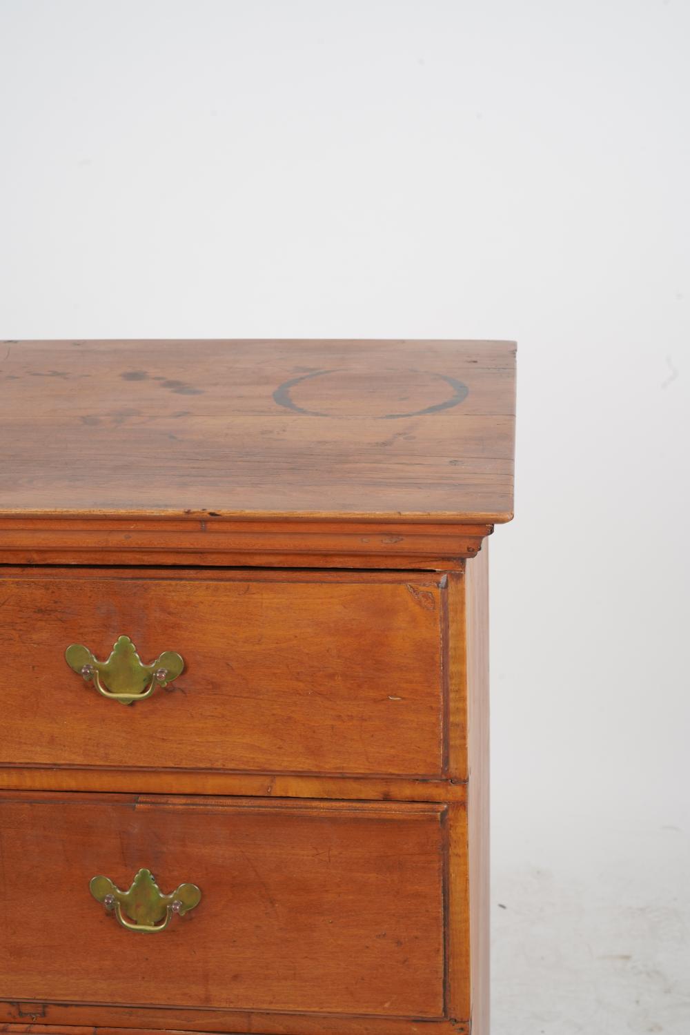 AF4-050: ANTIQUE LATE 18TH C AMERICAN FEDERAL MAPLE CHEST OF DRAWERS