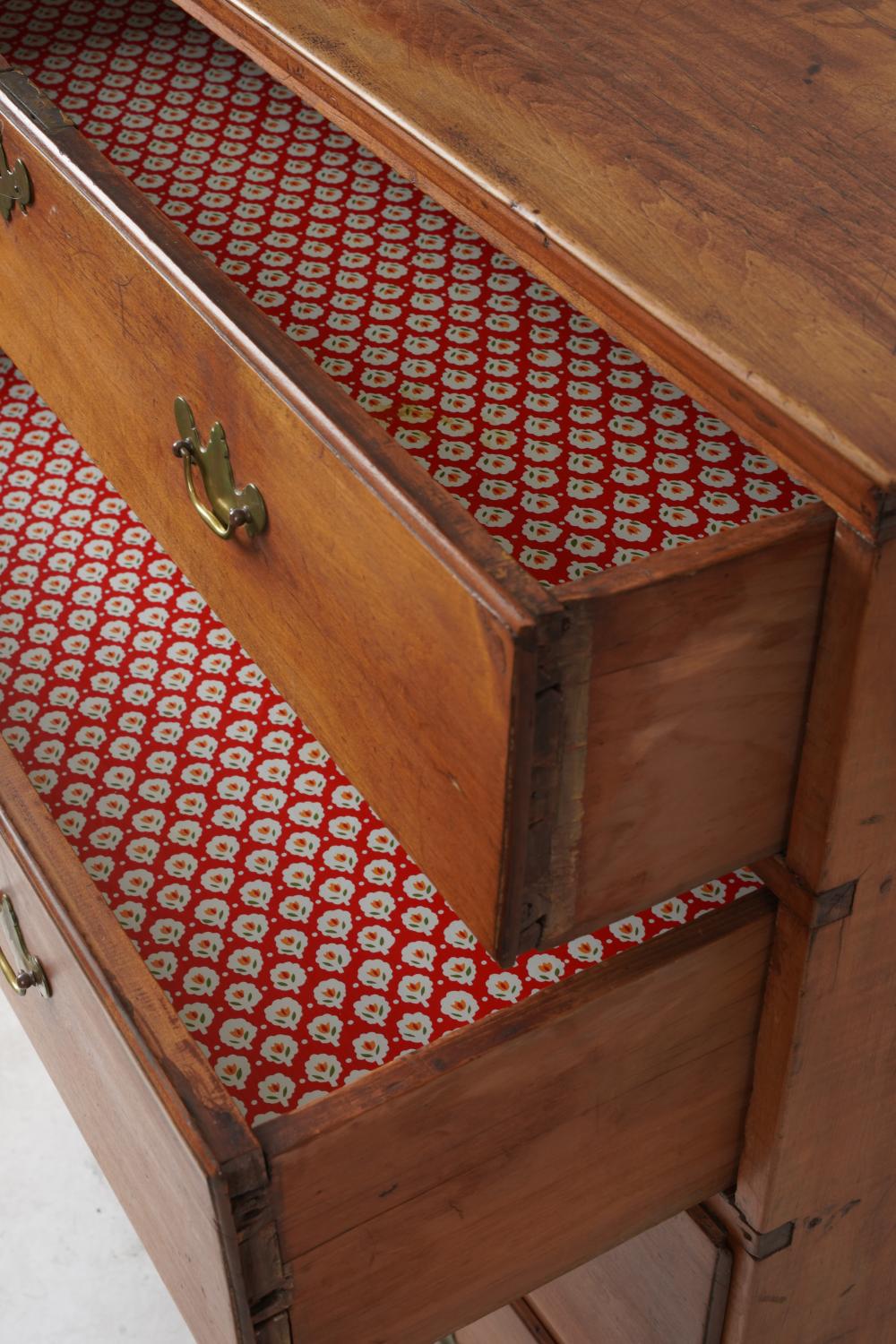 AF4-050: ANTIQUE LATE 18TH C AMERICAN FEDERAL MAPLE CHEST OF DRAWERS