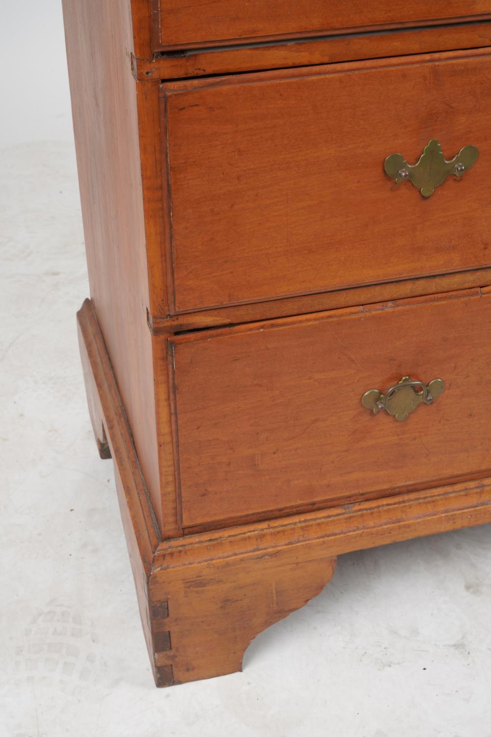 AF4-050: ANTIQUE LATE 18TH C AMERICAN FEDERAL MAPLE CHEST OF DRAWERS