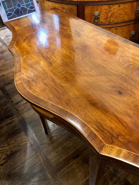 AF1-136: LATE 20TH CENTURY BURTON CHING FEDERAL STYLE MAHOGANY & SATIN WOOD SERVING TABLE