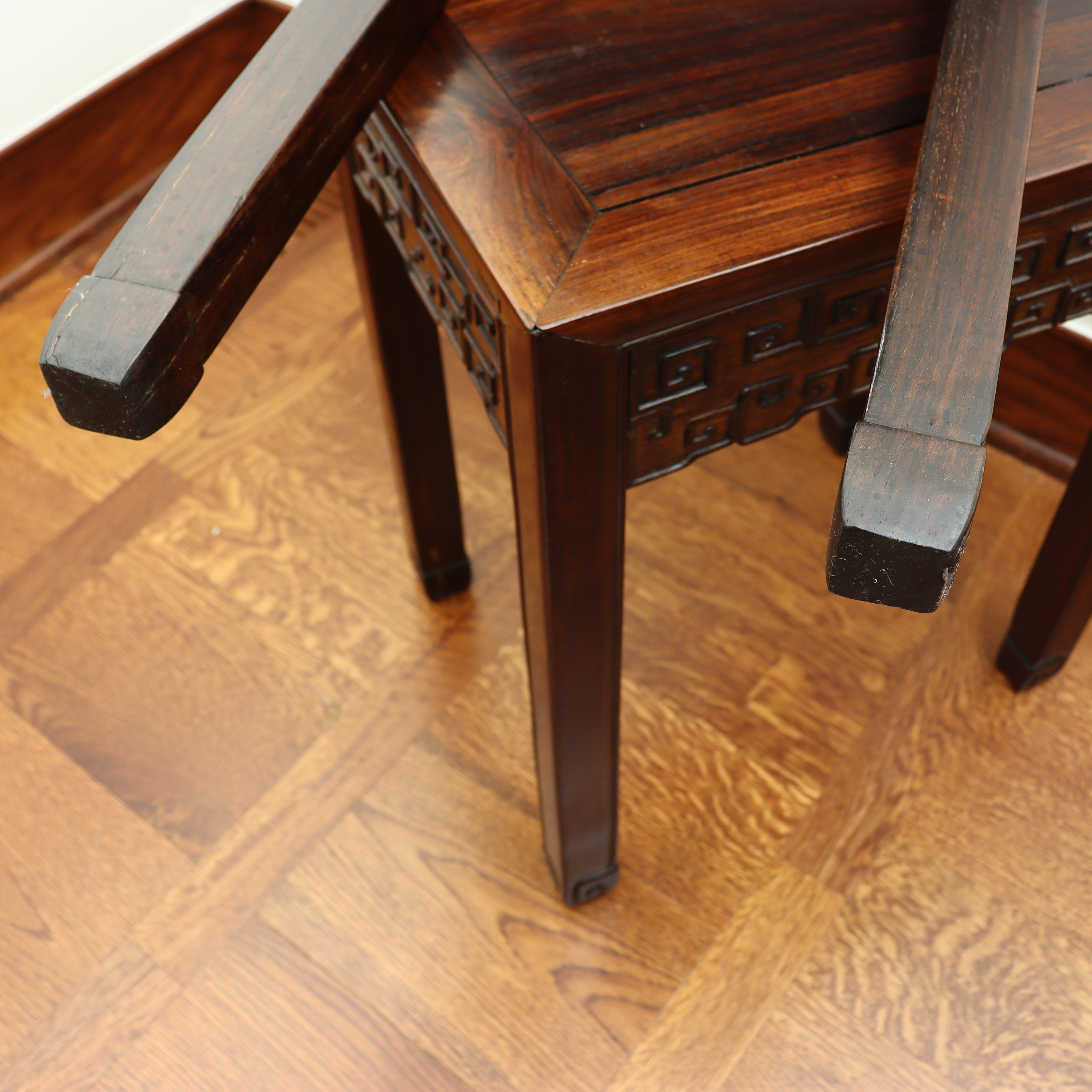 AF1-190: ANTIQUE PAIR OF EARLY 20TH CENTURY CHINESE HARDWOOD CARVED SIDE TABLES