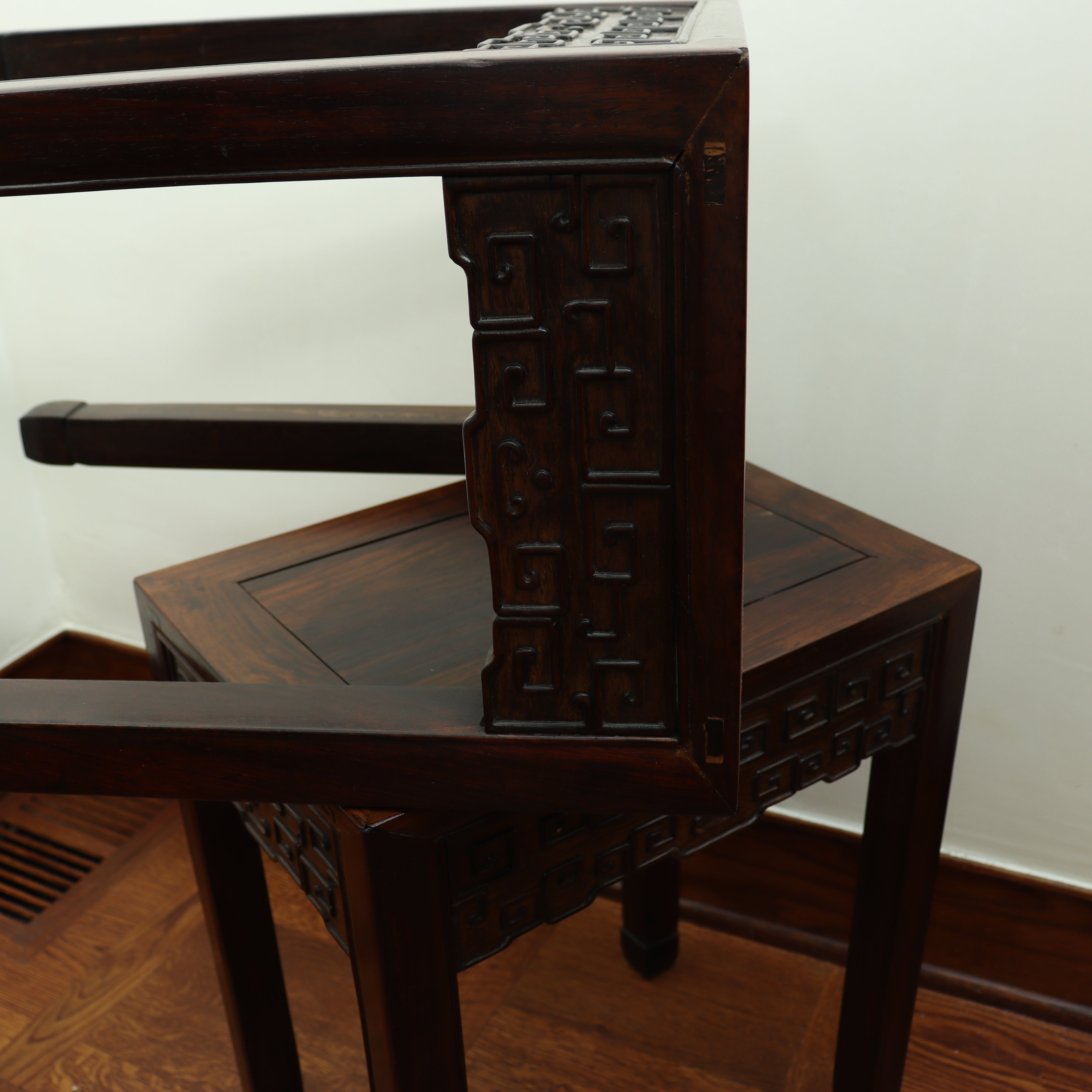 AF1-190: ANTIQUE PAIR OF EARLY 20TH CENTURY CHINESE HARDWOOD CARVED SIDE TABLES