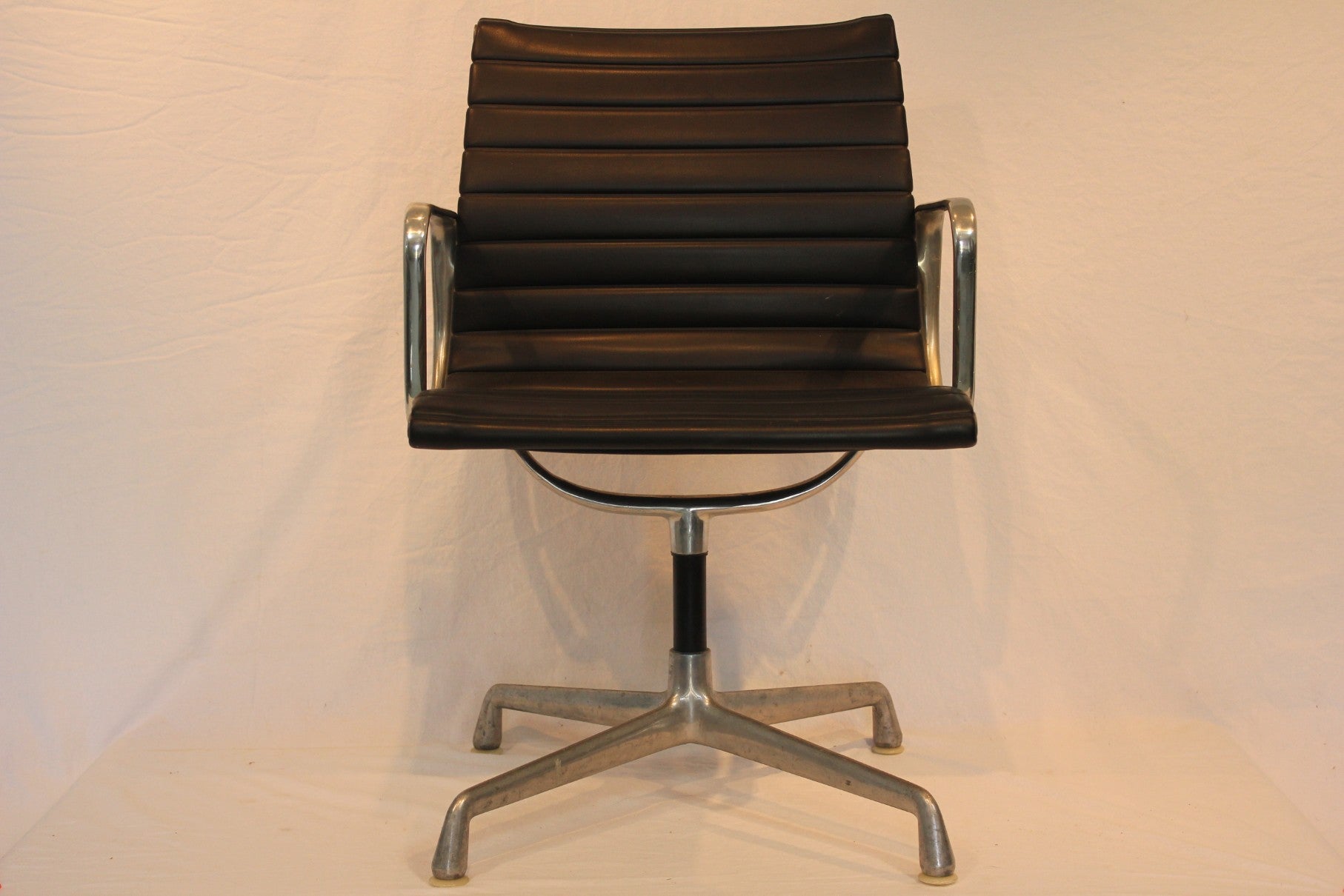 AF2-267: Vintage Herman Miller Eames Aluminum Group Management Arm Chair