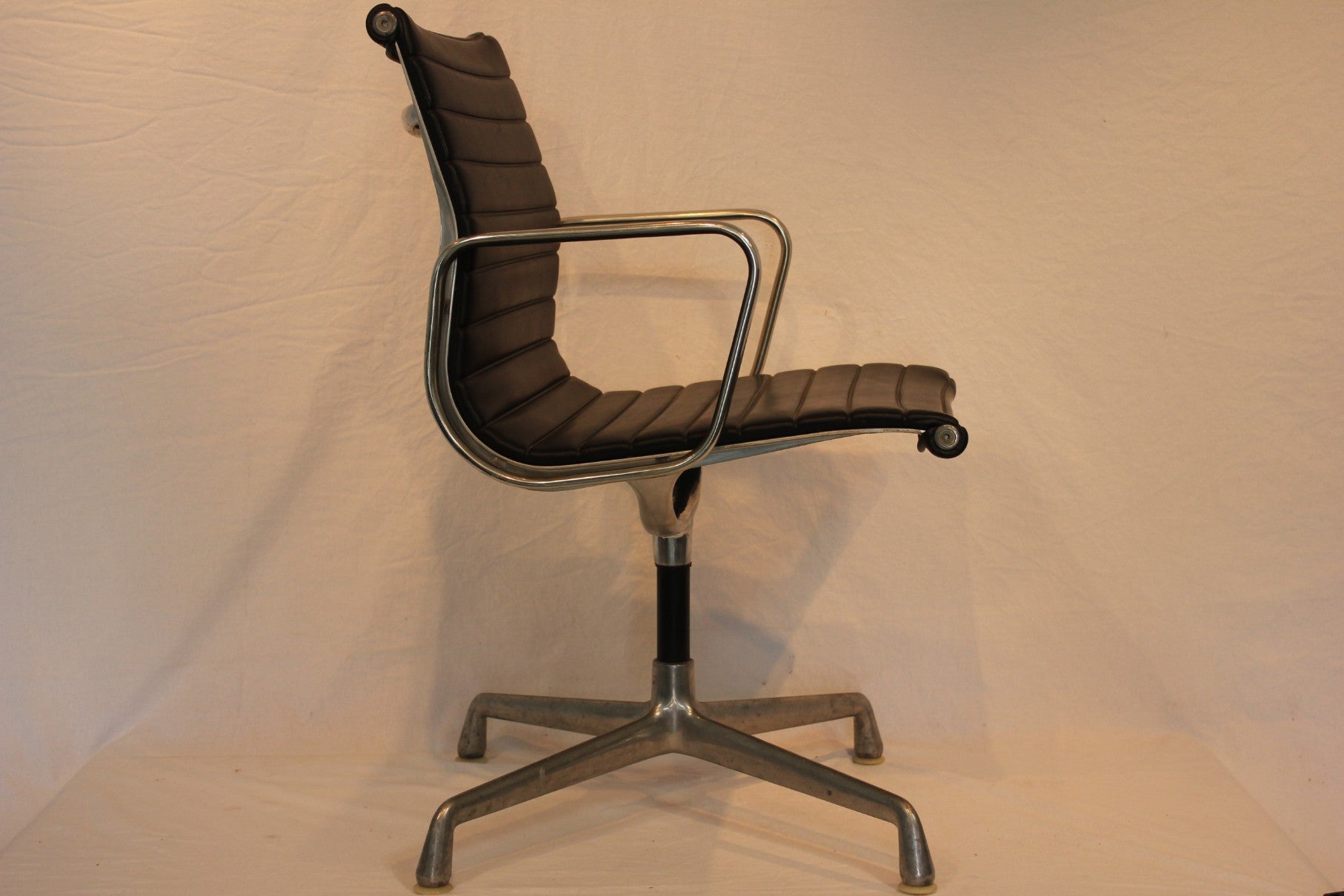 AF2-267: Vintage Herman Miller Eames Aluminum Group Management Arm Chair