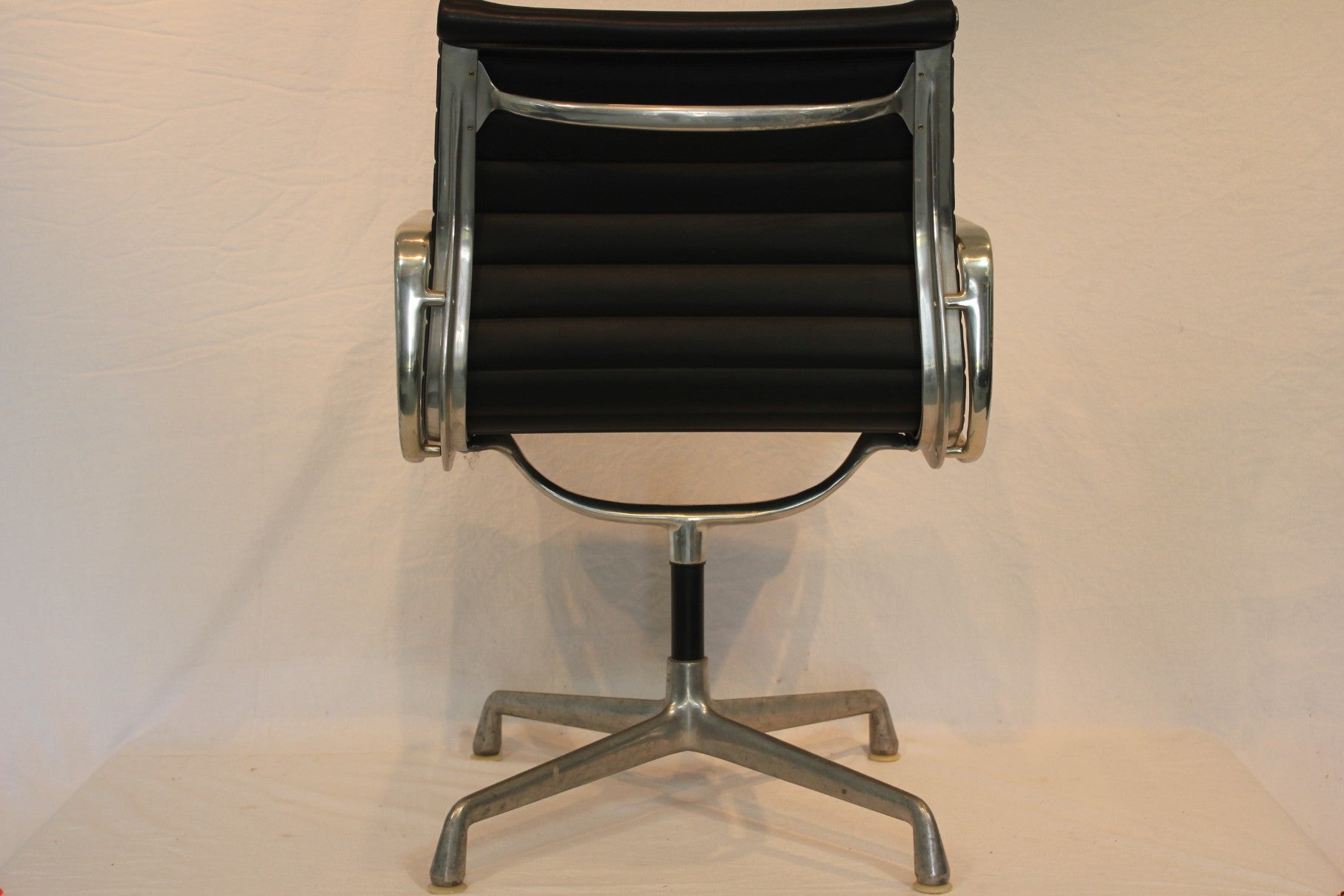 AF2-267: Vintage Herman Miller Eames Aluminum Group Management Arm Chair