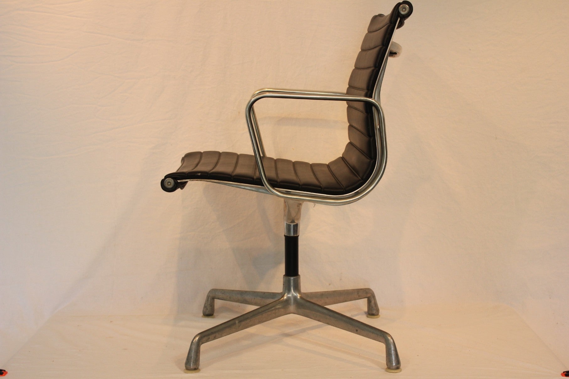 AF2-267: Vintage Herman Miller Eames Aluminum Group Management Arm Chair