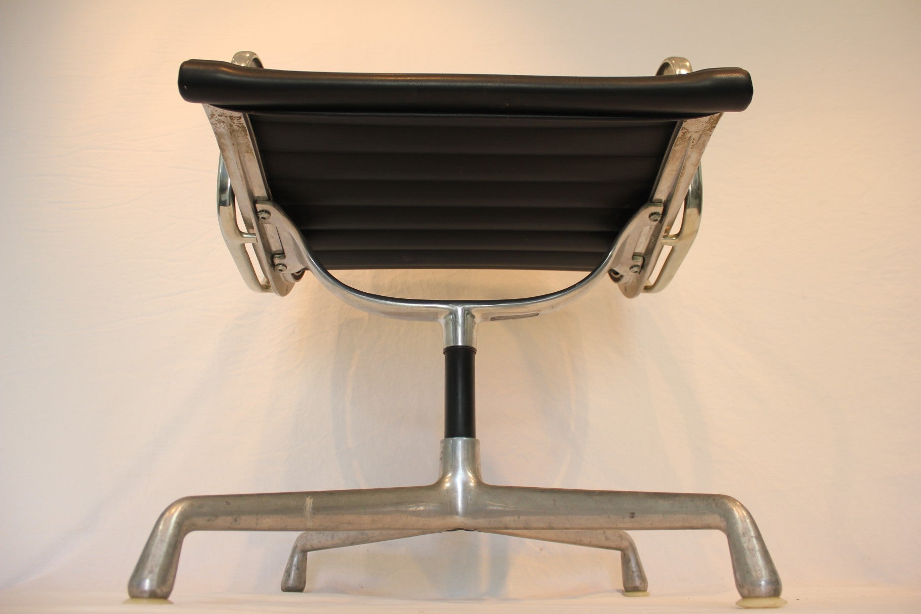 AF2-267: Vintage Herman Miller Eames Aluminum Group Management Arm Chair