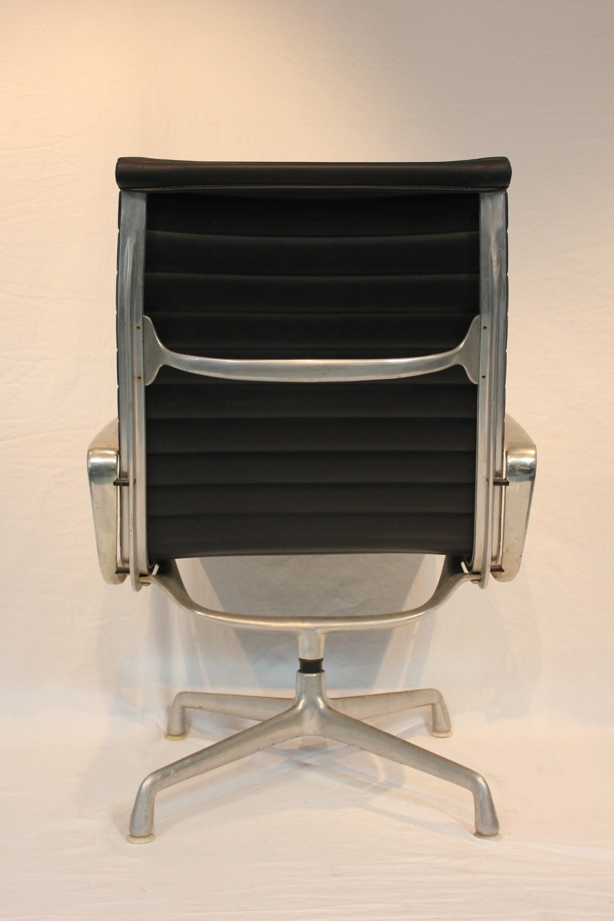 AF2-264: Vintage Herman Miller Eames Aluminum Lounge Chair