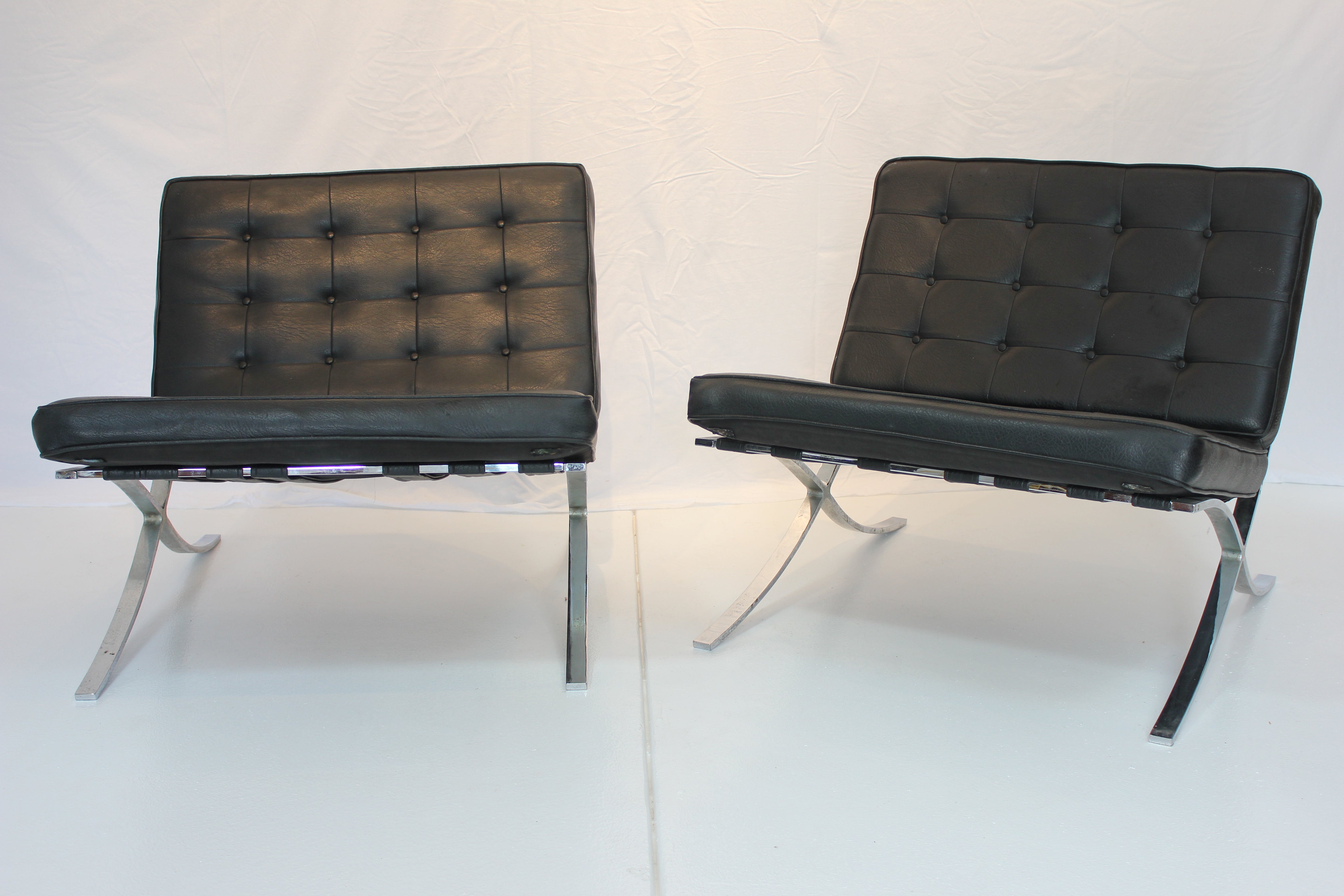 AF2-306: Vintage Pair of Mid Century Barcelona Style Lounge Chairs