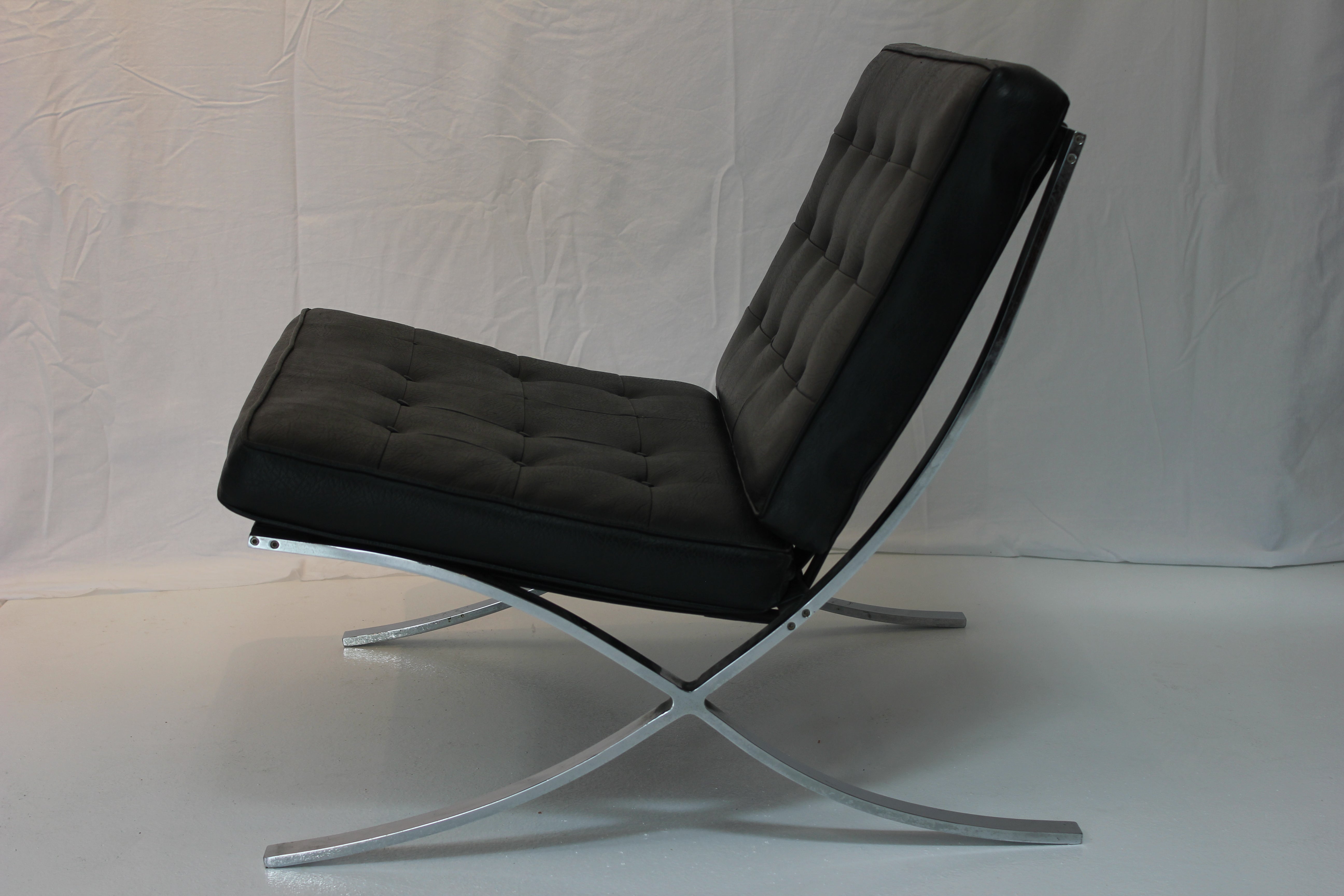 AF2-306: Vintage Pair of Mid Century Barcelona Style Lounge Chairs