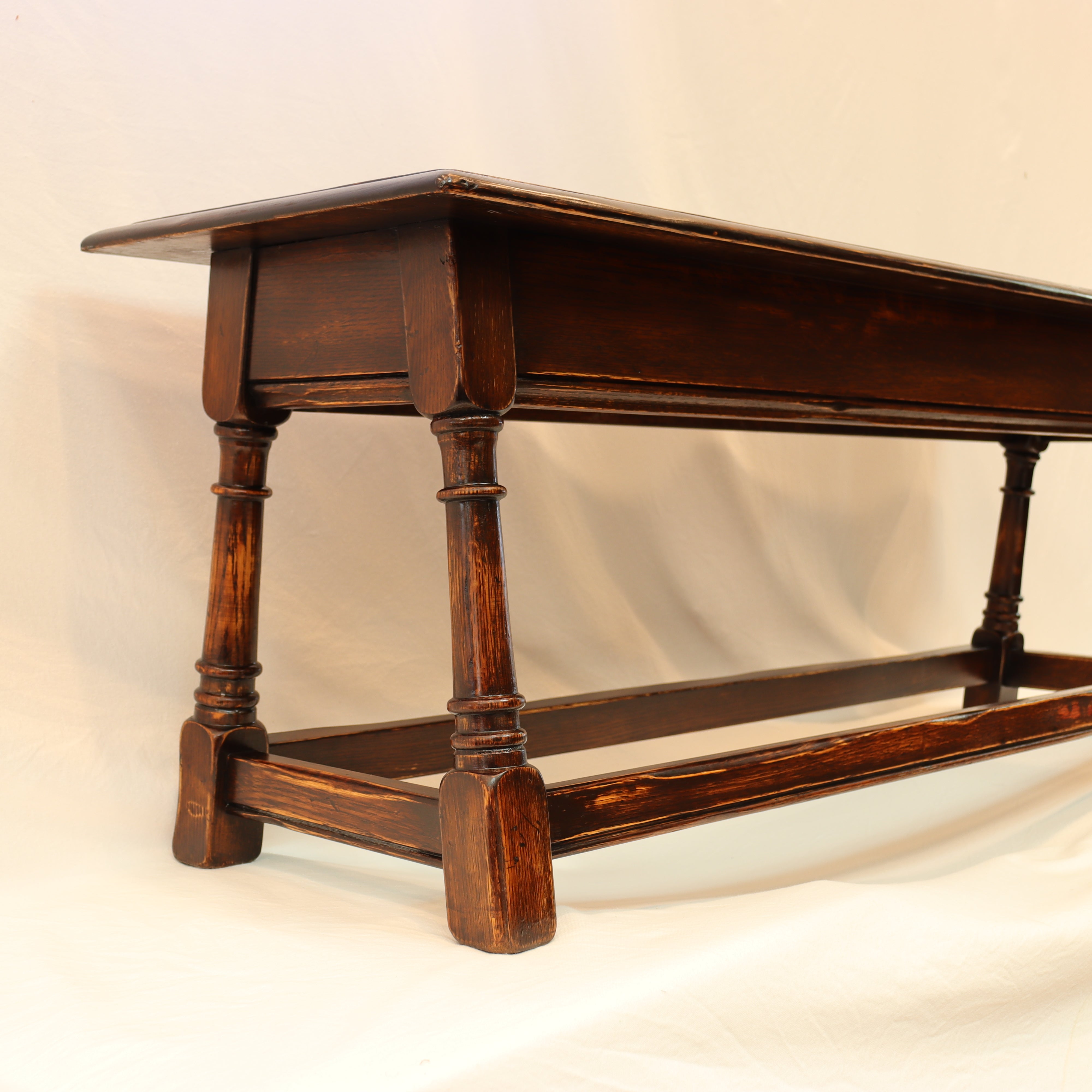 AF2-124: Antique Early 20th Century English Jacobean Style Oak Bench with Turned Legs