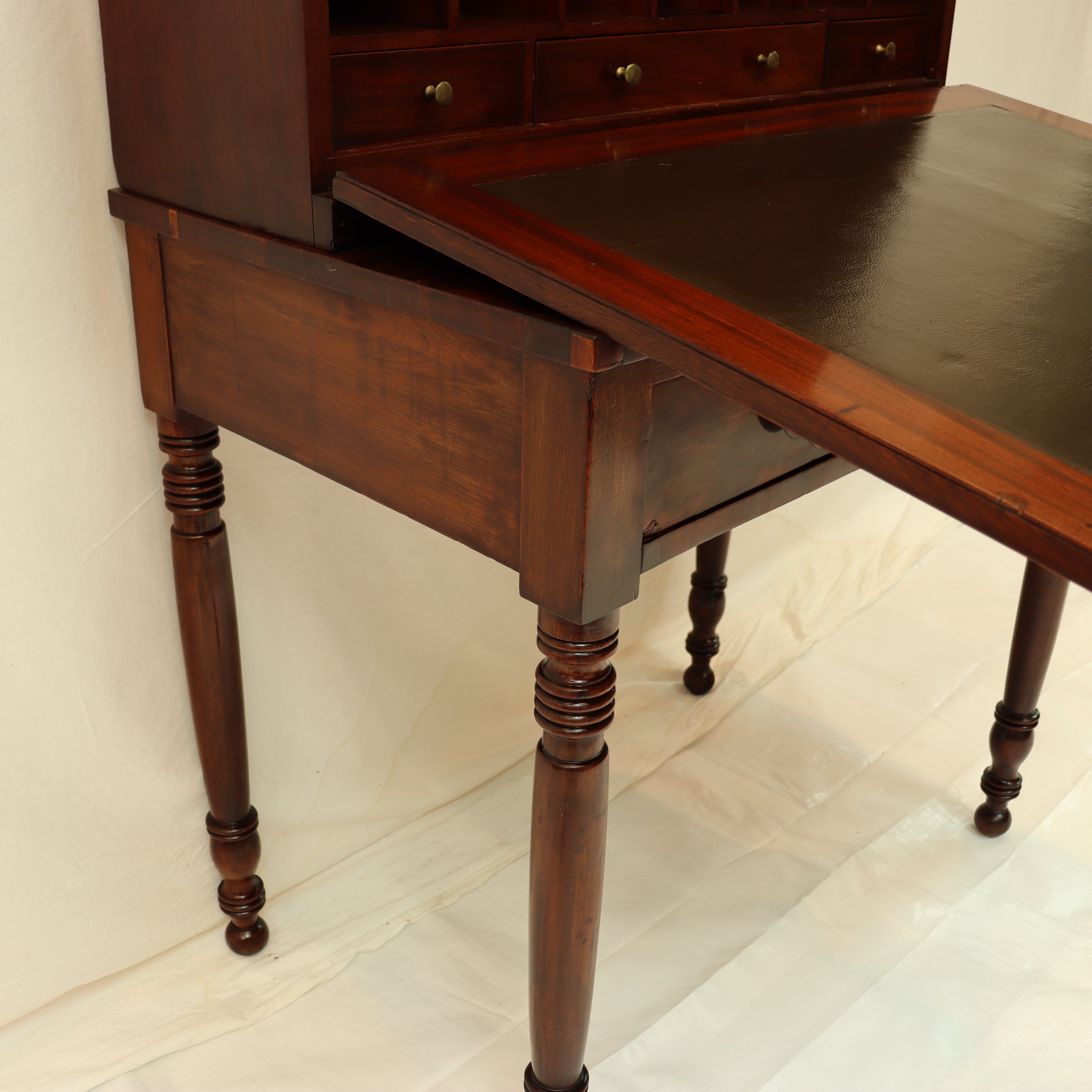 AF5-018: ANTIQUE EARLY 19TH C AMERICAN FEDERAL MAHOGANY DROP FRONT DESK - Jonathan C. Waldron, Stonington Conn.