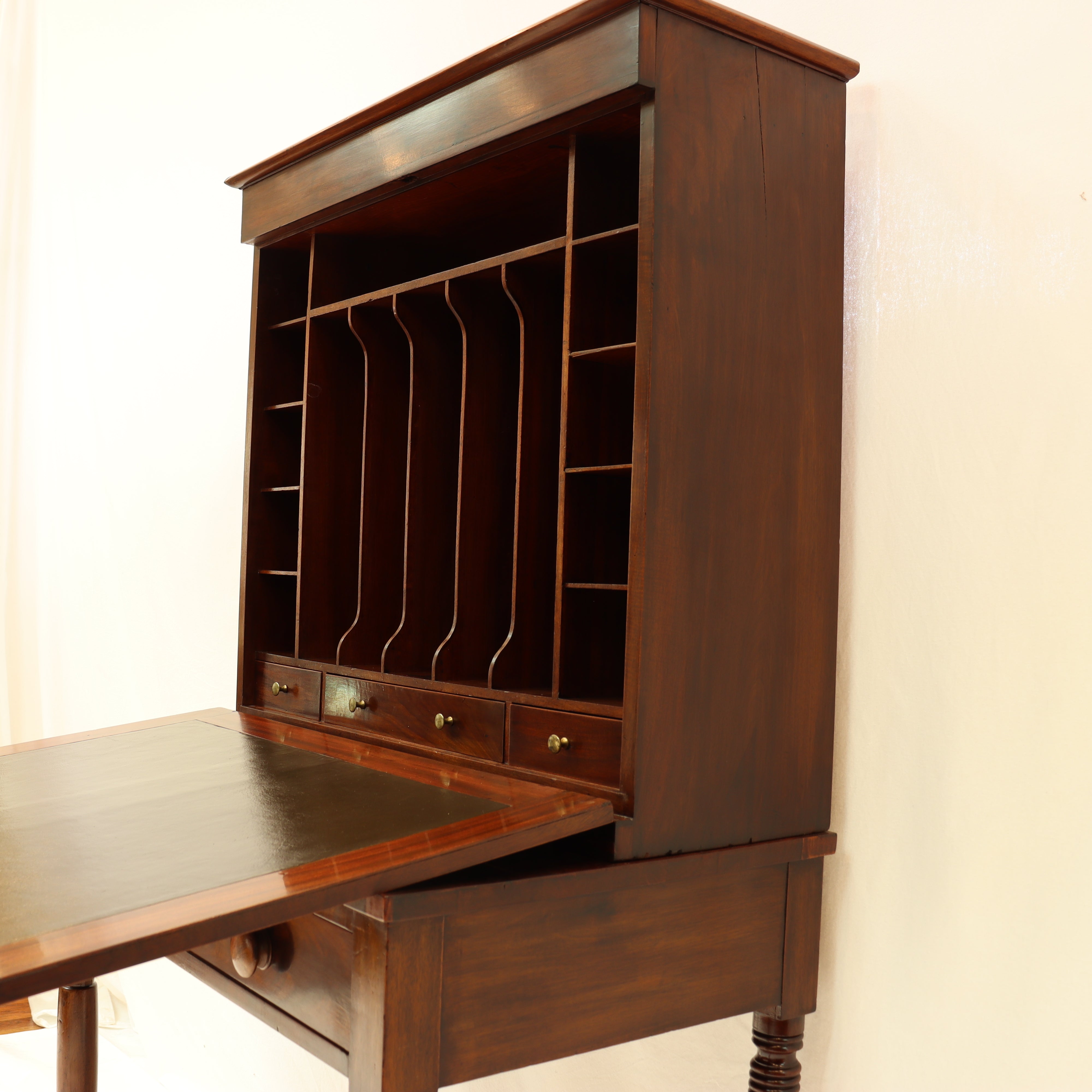 AF5-018: ANTIQUE EARLY 19TH C AMERICAN FEDERAL MAHOGANY DROP FRONT DESK - Jonathan C. Waldron, Stonington Conn.