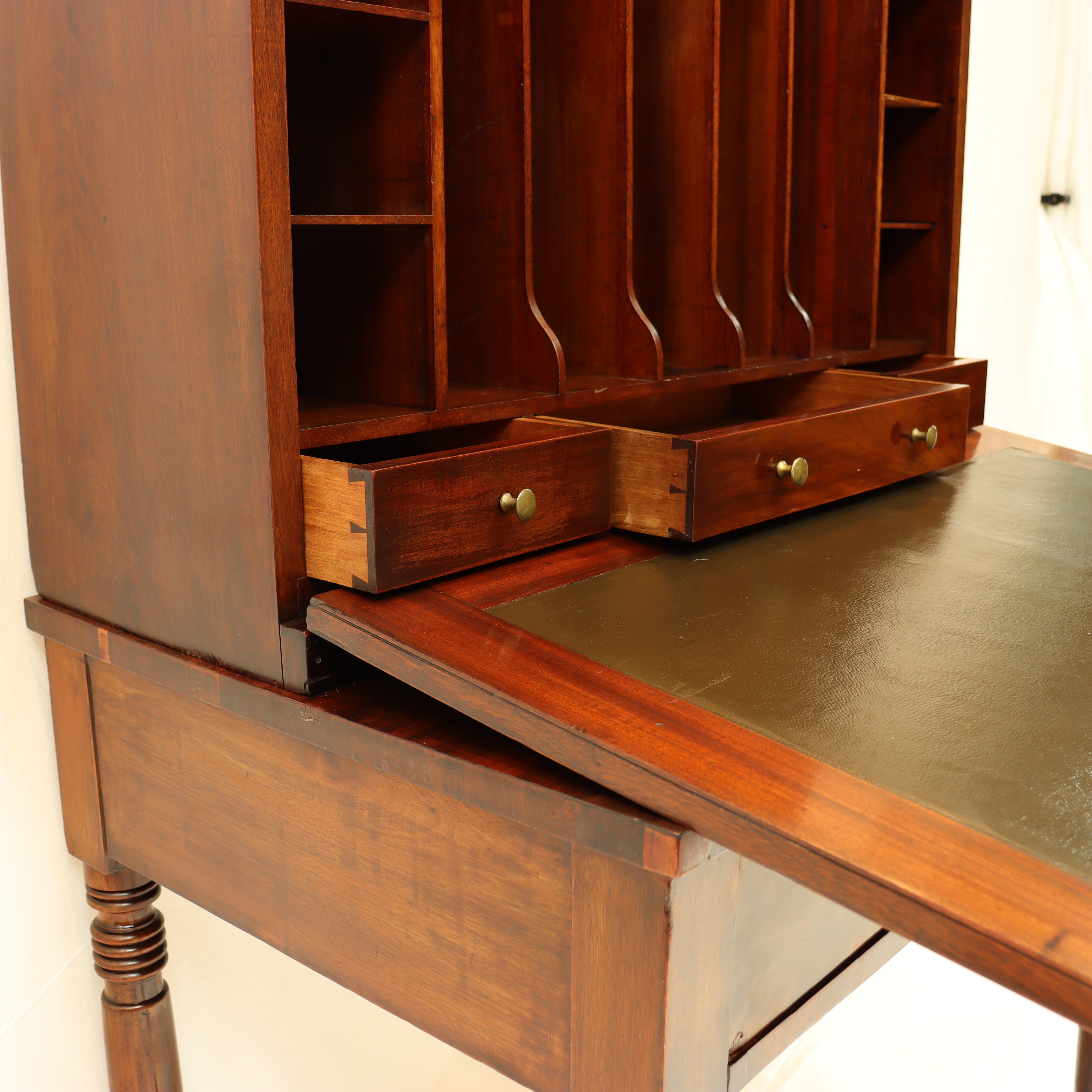 AF5-018: ANTIQUE EARLY 19TH C AMERICAN FEDERAL MAHOGANY DROP FRONT DESK - Jonathan C. Waldron, Stonington Conn.