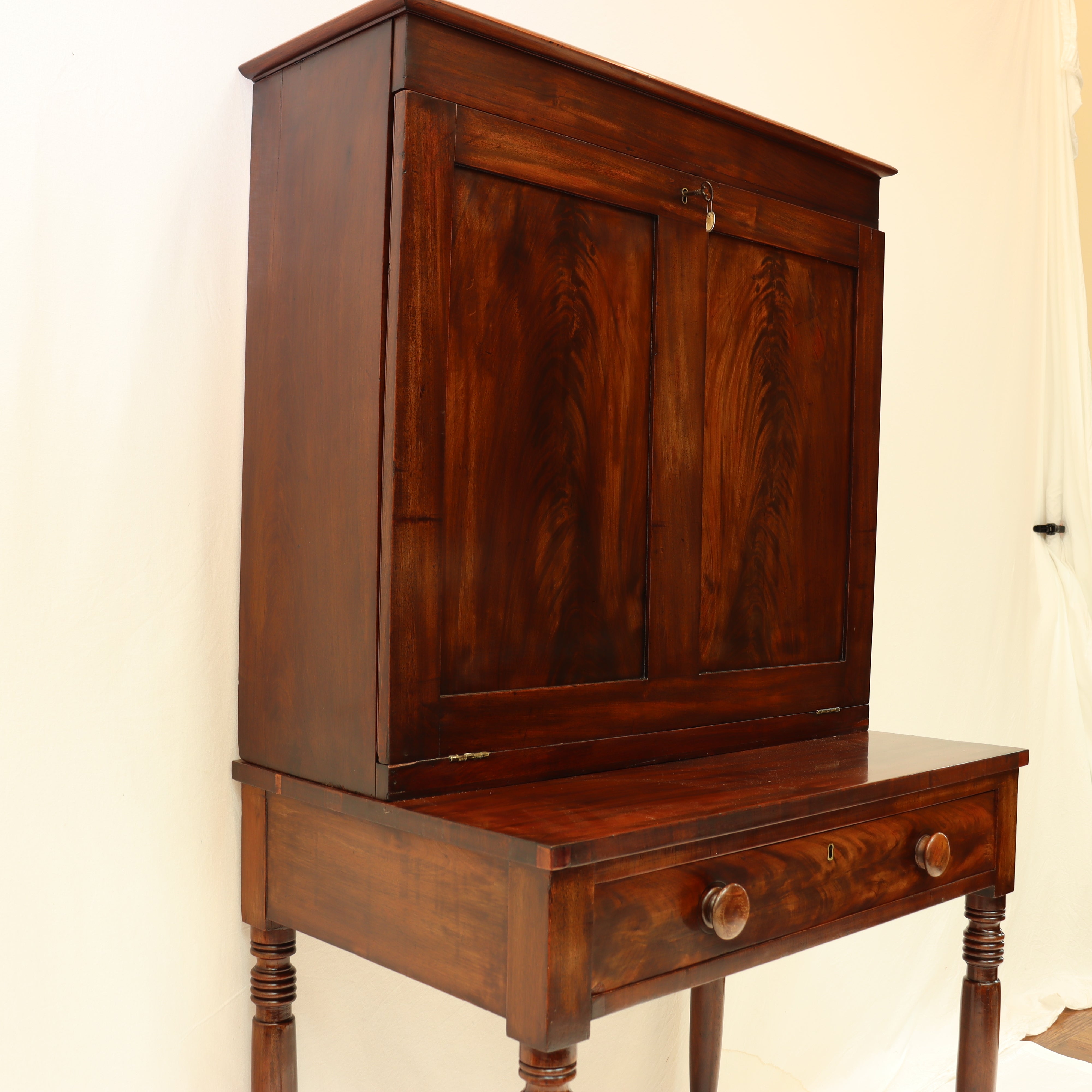 AF5-018: ANTIQUE EARLY 19TH C AMERICAN FEDERAL MAHOGANY DROP FRONT DESK - Jonathan C. Waldron, Stonington Conn.