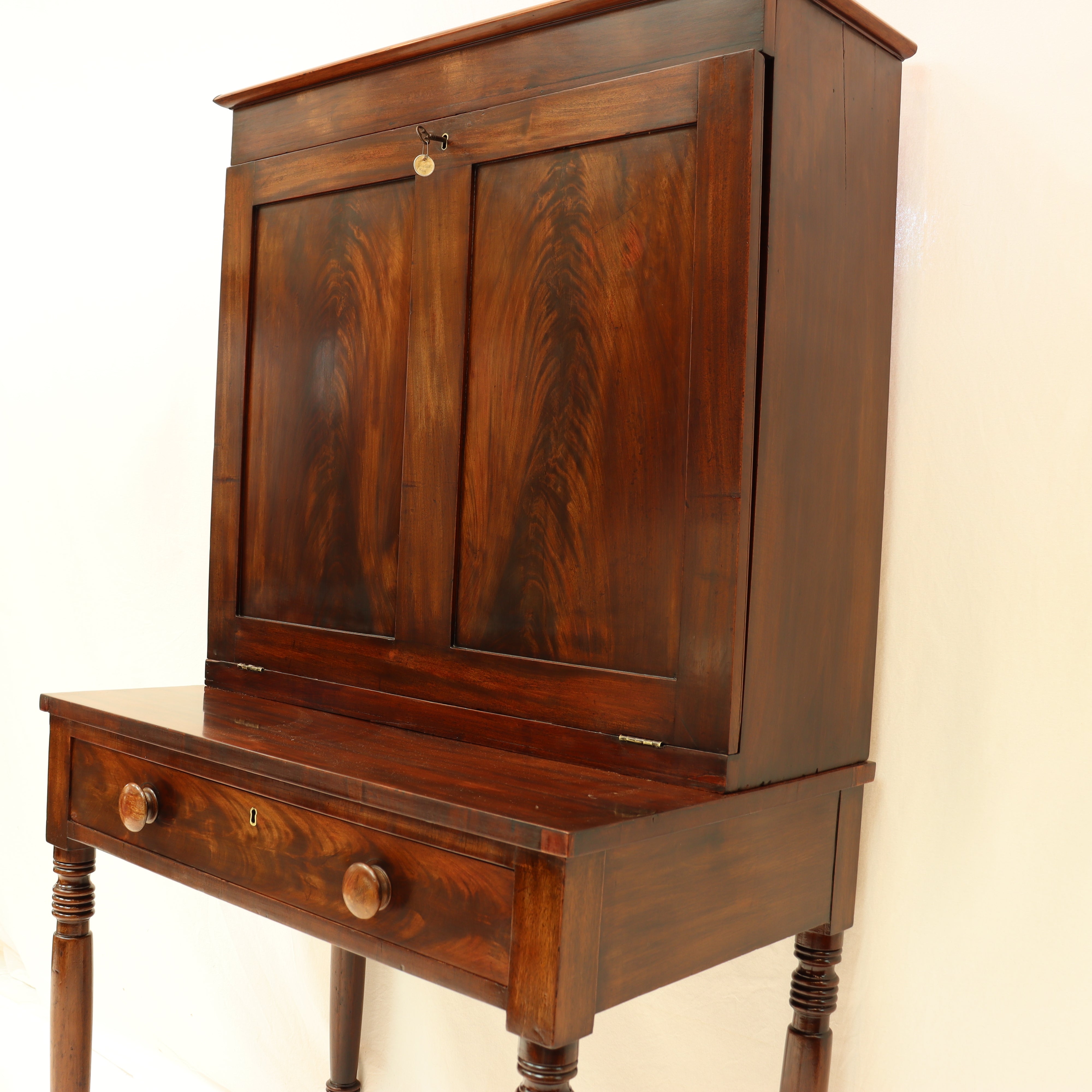 AF5-018: ANTIQUE EARLY 19TH C AMERICAN FEDERAL MAHOGANY DROP FRONT DESK - Jonathan C. Waldron, Stonington Conn.