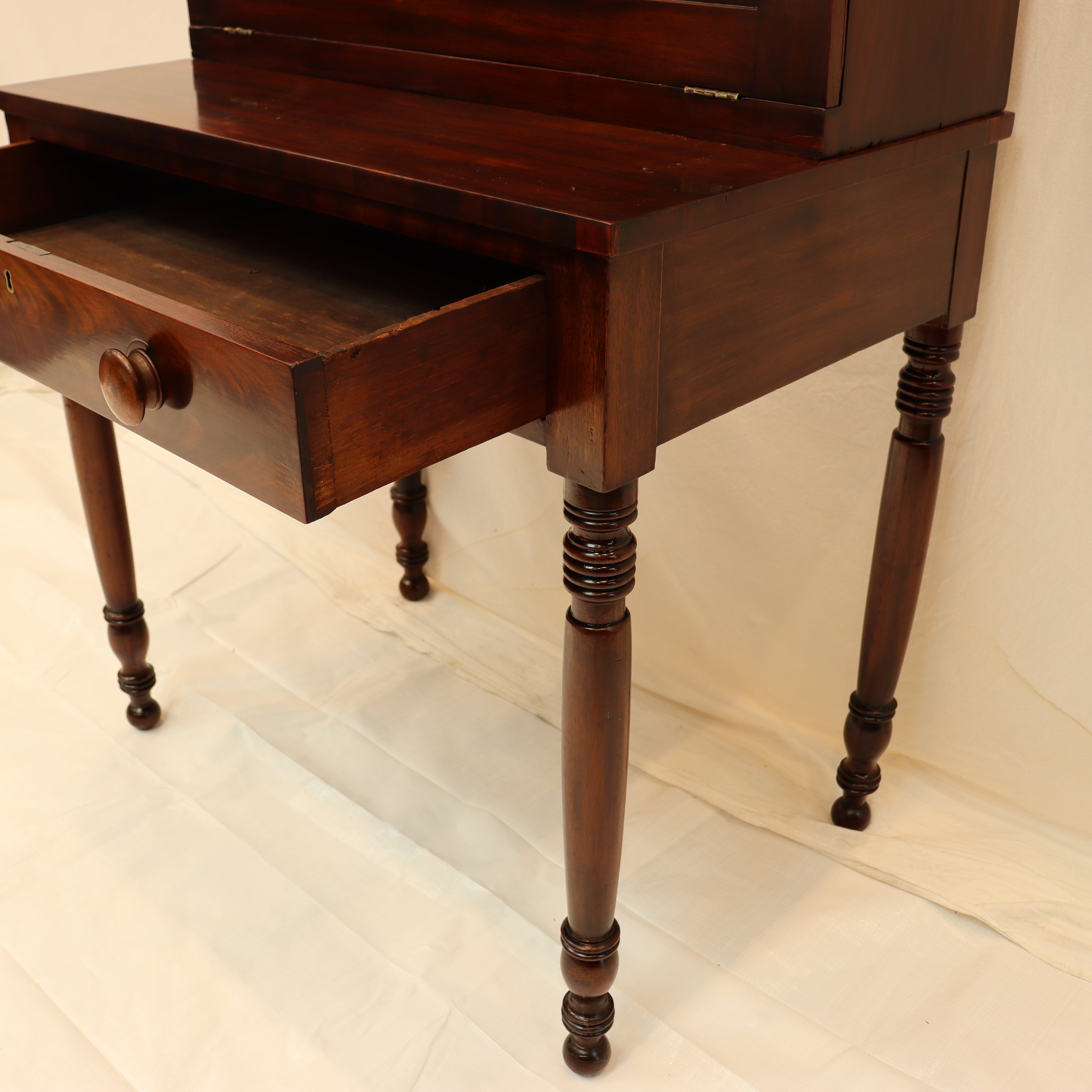 AF5-018: ANTIQUE EARLY 19TH C AMERICAN FEDERAL MAHOGANY DROP FRONT DESK - Jonathan C. Waldron, Stonington Conn.