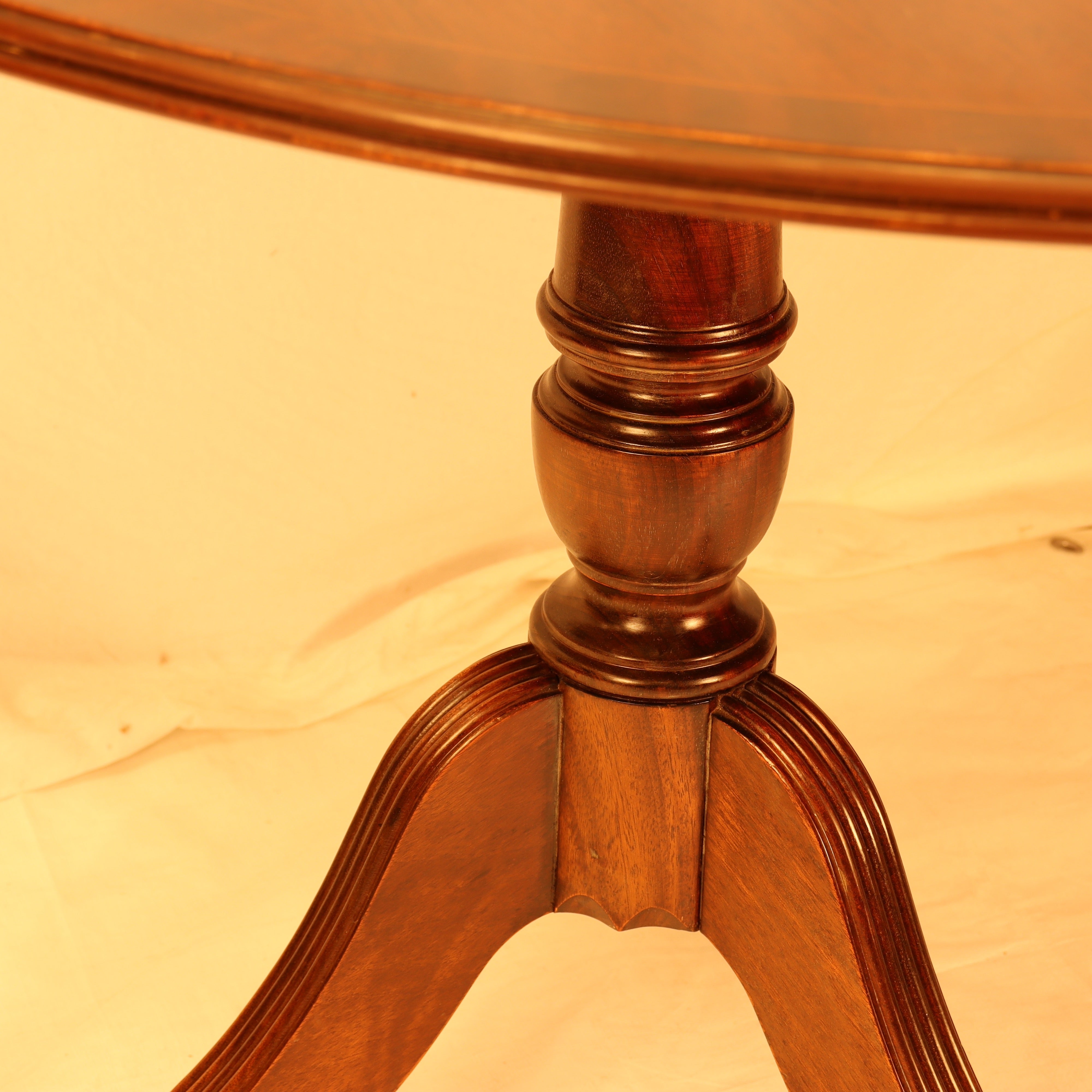 AF1-121: Antique Early 20th Century English Georgian Style Double Pedestal Oval Mahogany Dining Table With Cross Banding