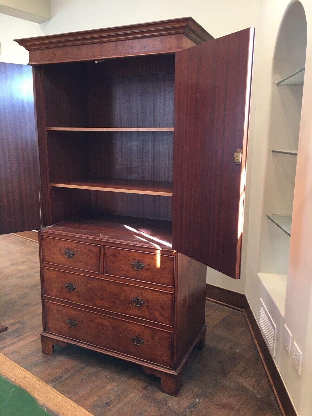 AF3-501: Late 20th Century English Georgian Style Burled Walnut Linen Press