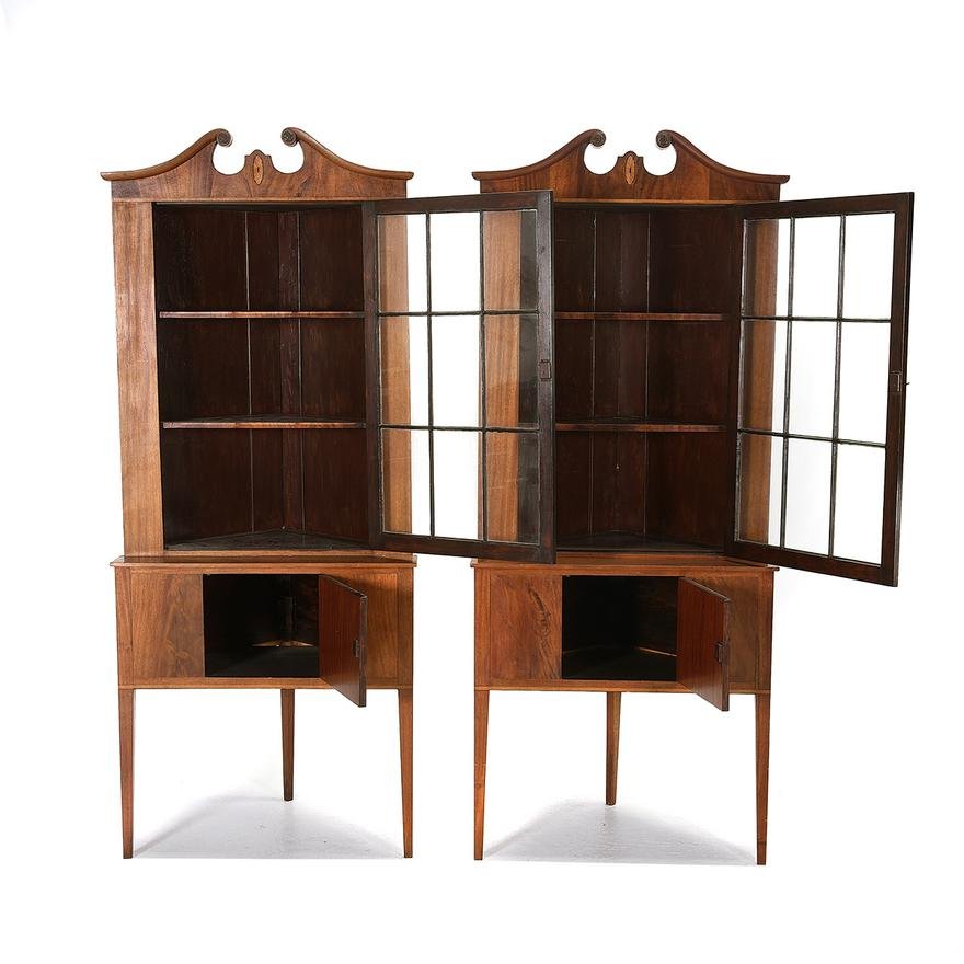 AF3-211: ANTIQUE PAIR OF EARLY 20TH CENTURY AMERICAN FEDERAL STYLE INLAID MAHOGANY CORNER CABINETS