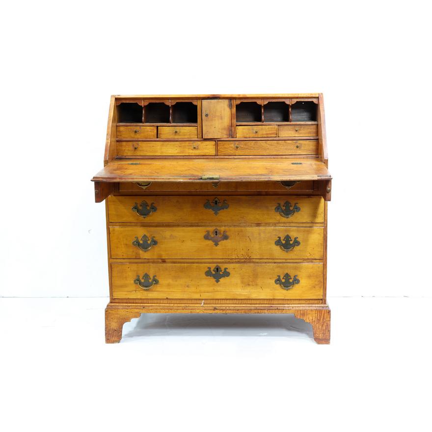 AF5-015: ANTIQUE PERIOD CIRCA 1750 AMERICAN MAPLE CHIPPENDALE STYLE SLANT FRONT DESK