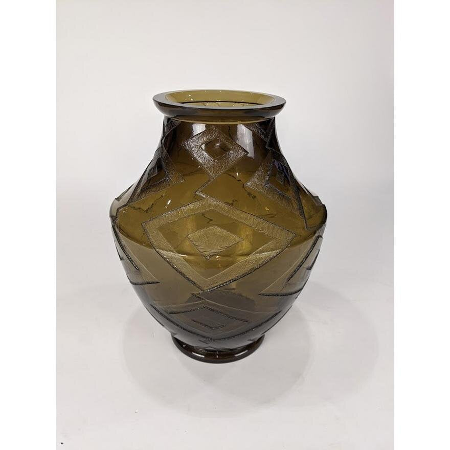 DA4-003: MID 20TH CENTURY FRENCH ART DECO GLASS VASE