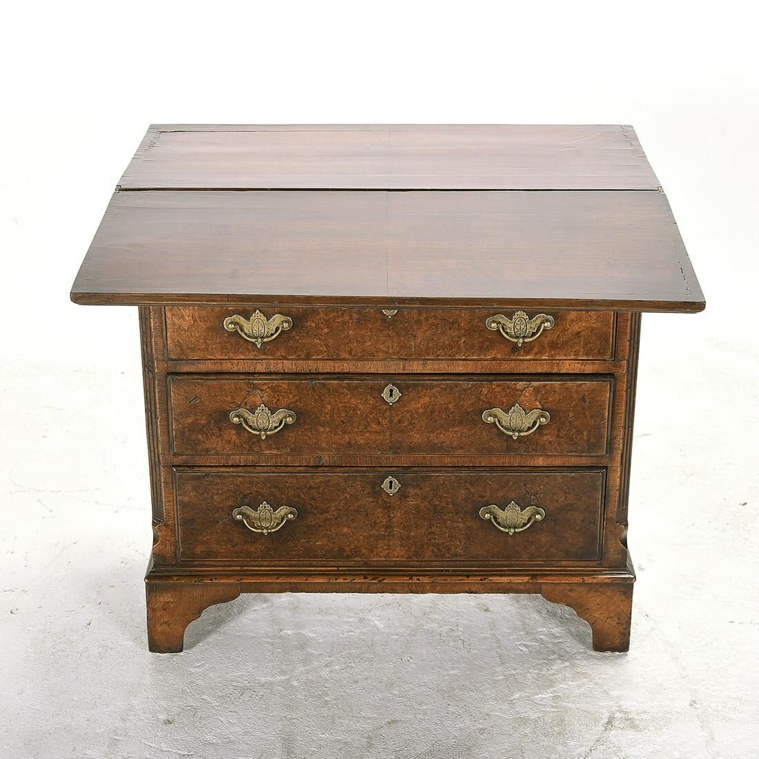 AF4-337: Antique Late 18th Century English Georgian Style Burl Walnut Bachelor's Chest