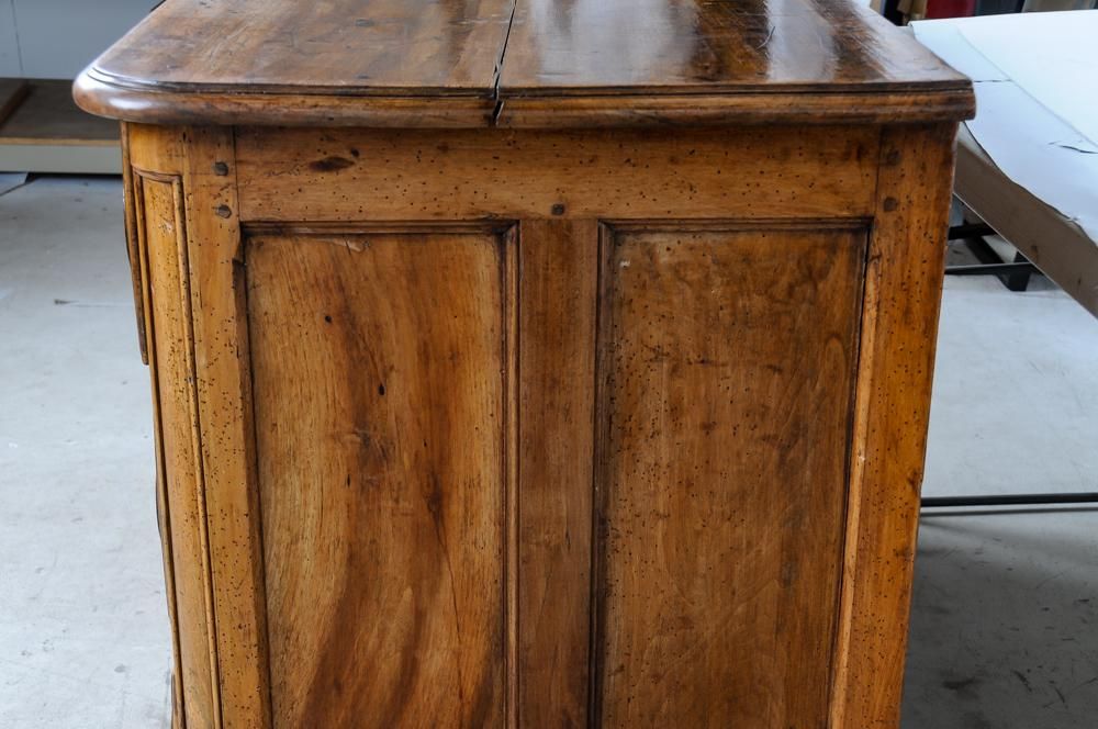 AF4-400: ANTIQUE 18TH CENTURY REGENCE WALNUT COMMODE