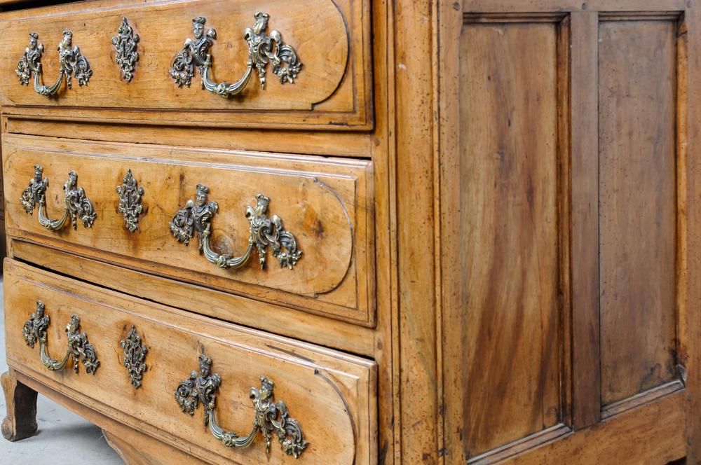 AF4-400: ANTIQUE 18TH CENTURY REGENCE WALNUT COMMODE