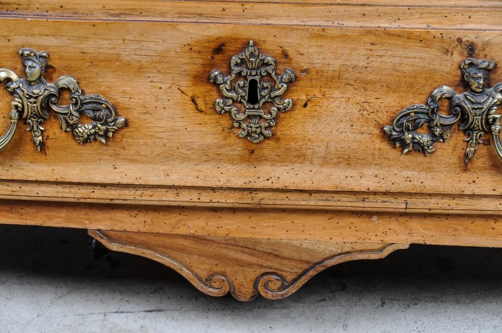 AF4-400: ANTIQUE 18TH CENTURY REGENCE WALNUT COMMODE