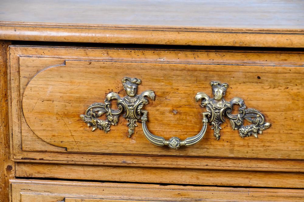 AF4-400: ANTIQUE 18TH CENTURY REGENCE WALNUT COMMODE