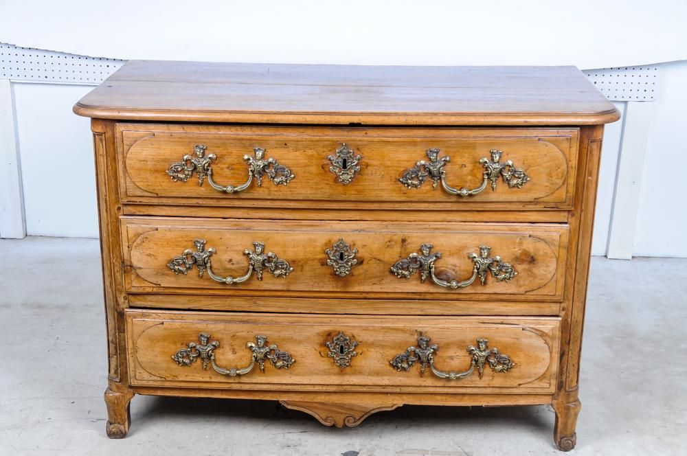 AF4-400: ANTIQUE 18TH CENTURY REGENCE WALNUT COMMODE