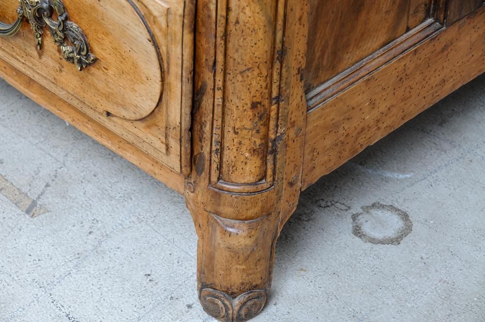 AF4-400: ANTIQUE 18TH CENTURY REGENCE WALNUT COMMODE