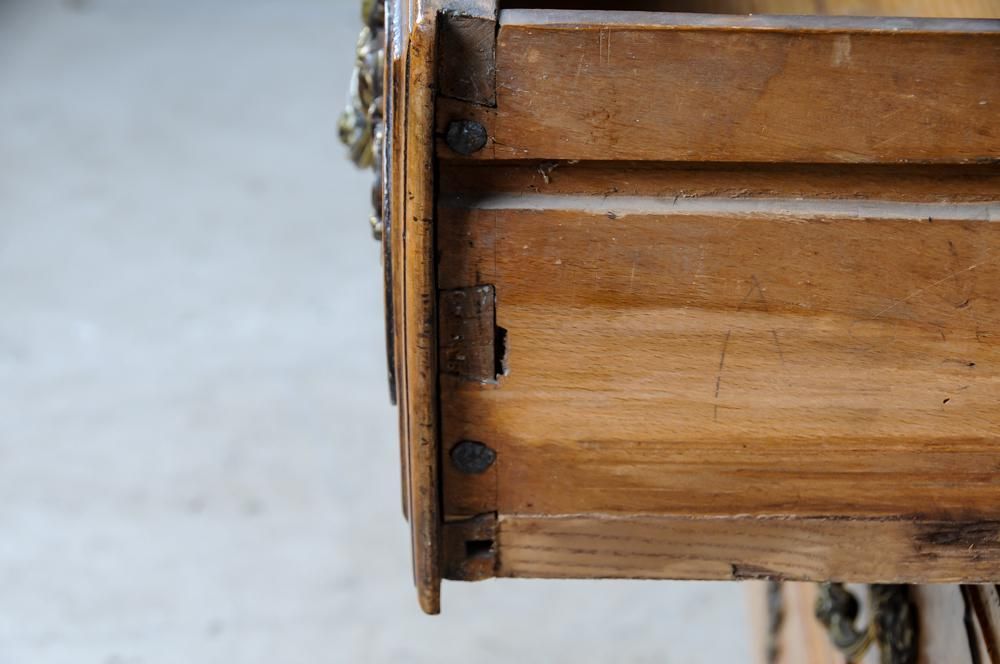 AF4-400: ANTIQUE 18TH CENTURY REGENCE WALNUT COMMODE