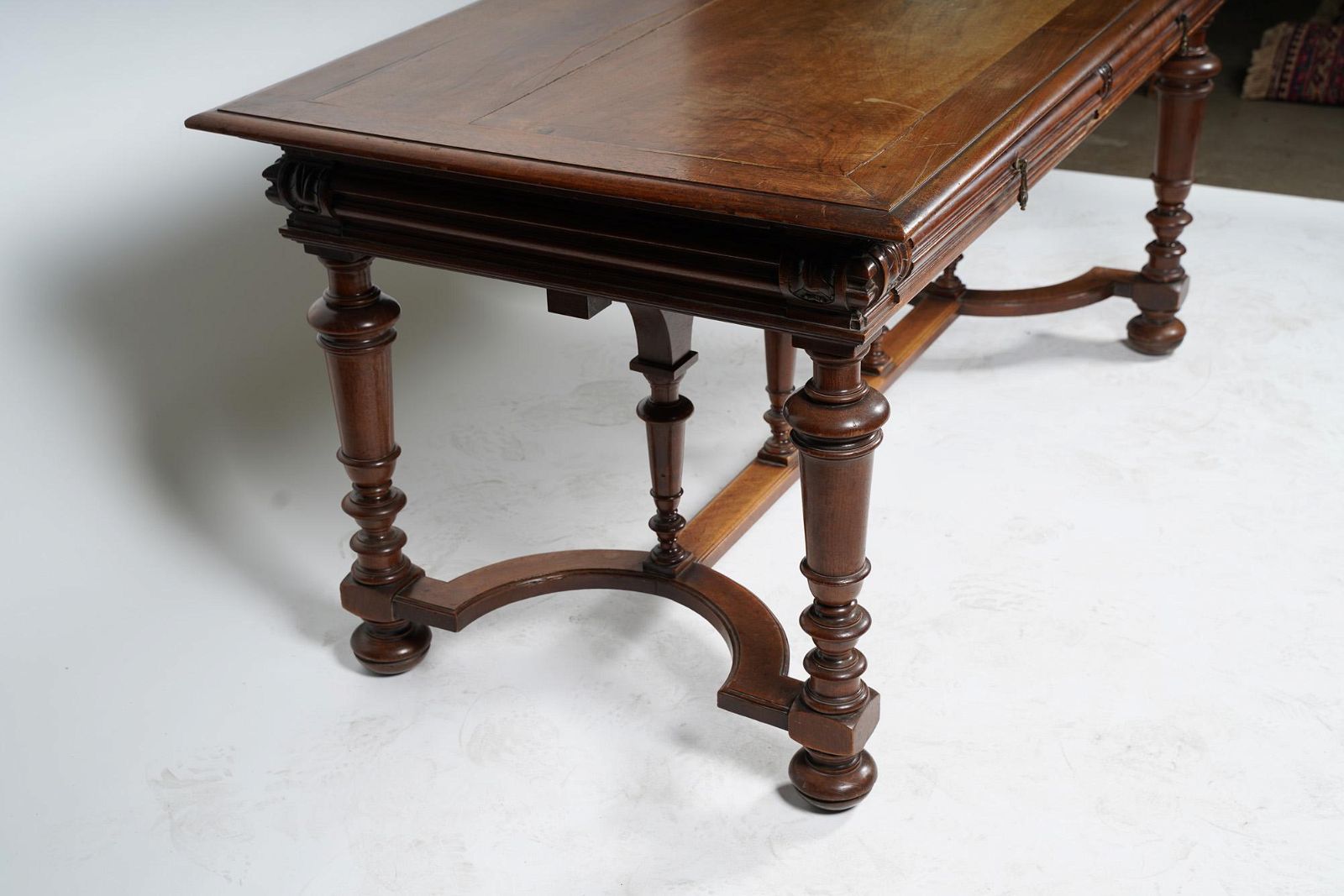 AF5-162: ANTIQUE LATE 19TH CENTURY AMERICAN WALNUT RENAISSANCE REVIVAL LIBRARY TABLE / DESK