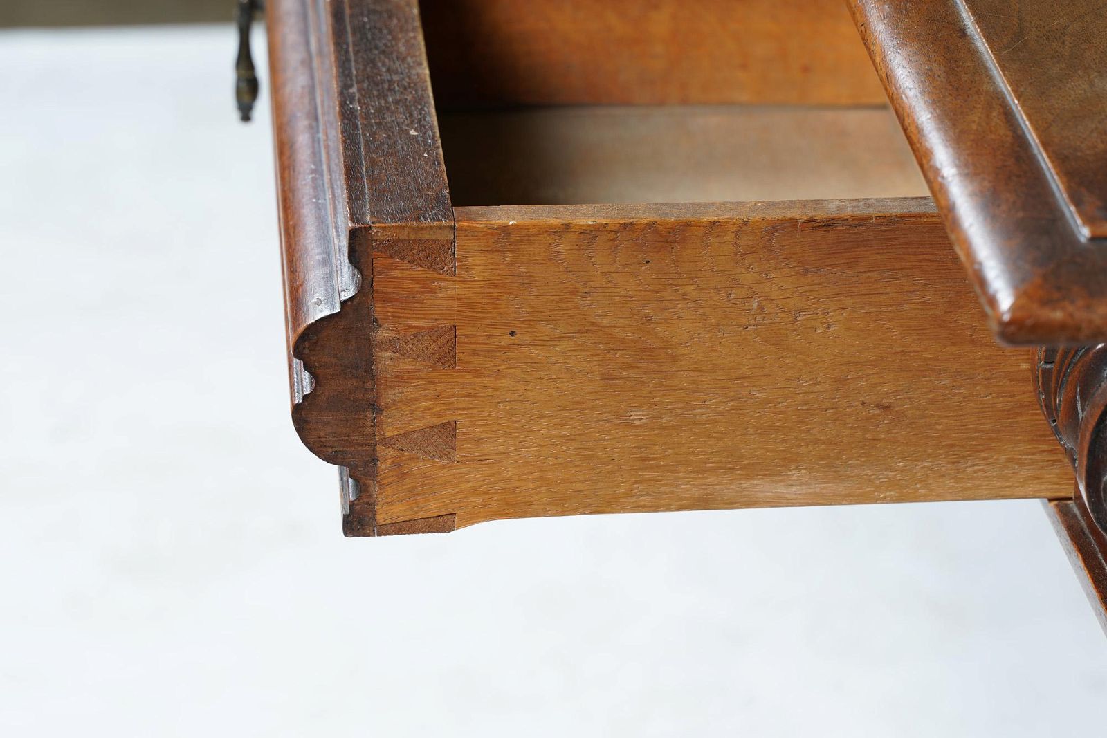 AF5-162: ANTIQUE LATE 19TH CENTURY AMERICAN WALNUT RENAISSANCE REVIVAL LIBRARY TABLE / DESK