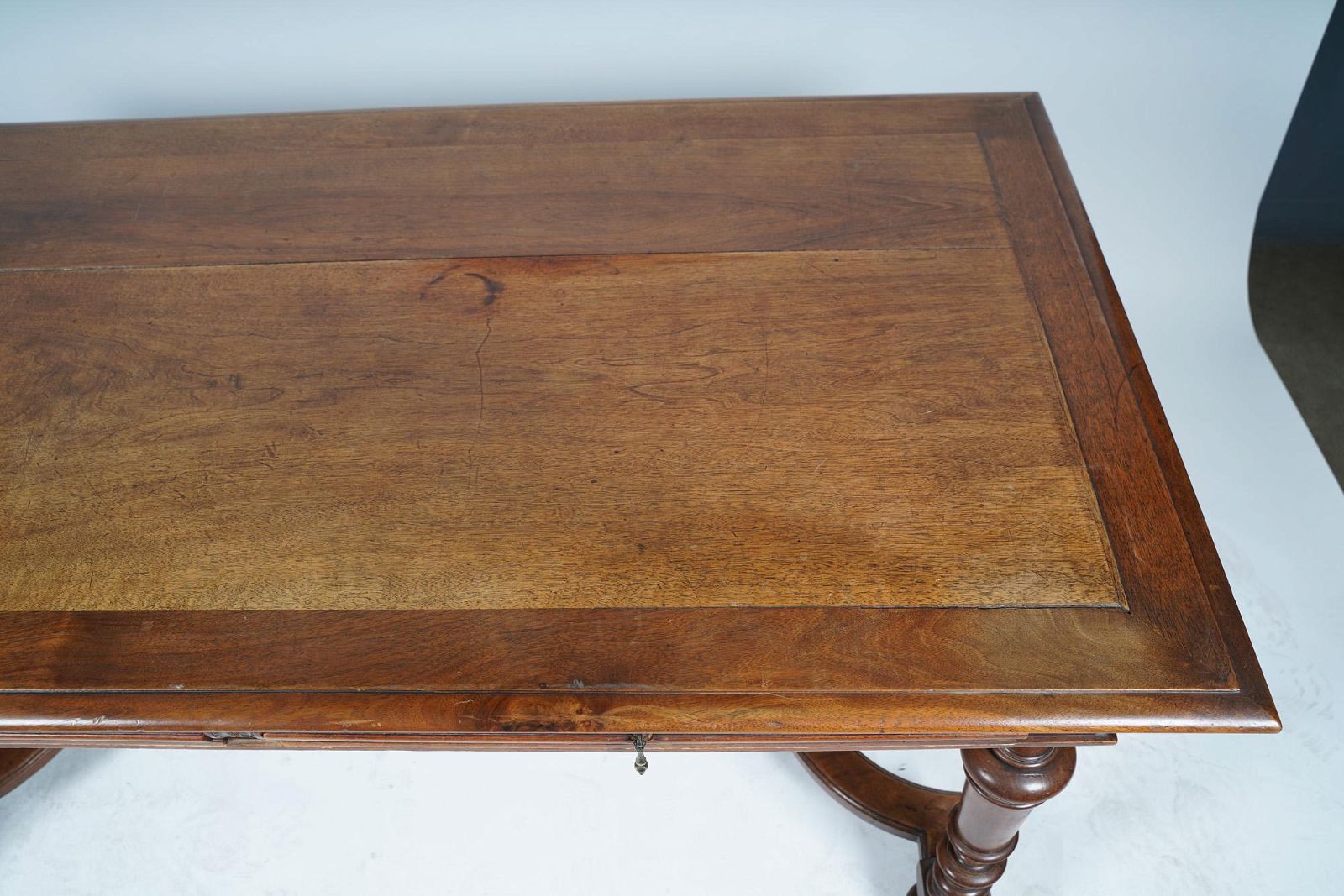 AF5-162: ANTIQUE LATE 19TH CENTURY AMERICAN WALNUT RENAISSANCE REVIVAL LIBRARY TABLE / DESK