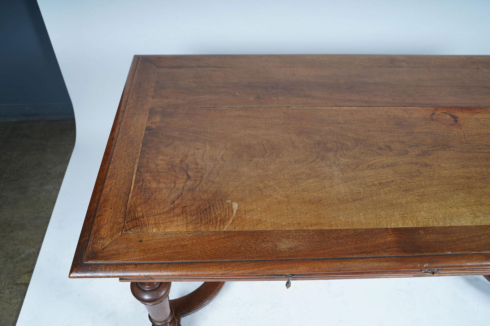 AF5-162: ANTIQUE LATE 19TH CENTURY AMERICAN WALNUT RENAISSANCE REVIVAL LIBRARY TABLE / DESK