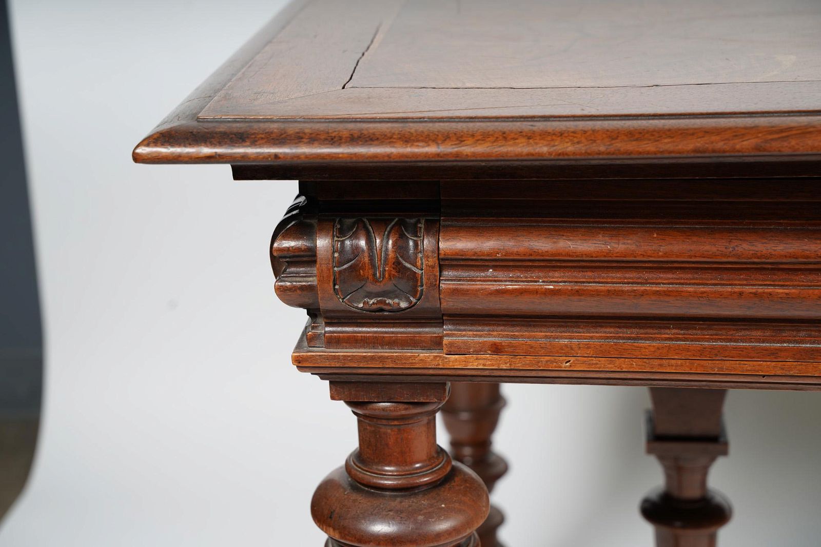 AF5-162: ANTIQUE LATE 19TH CENTURY AMERICAN WALNUT RENAISSANCE REVIVAL LIBRARY TABLE / DESK