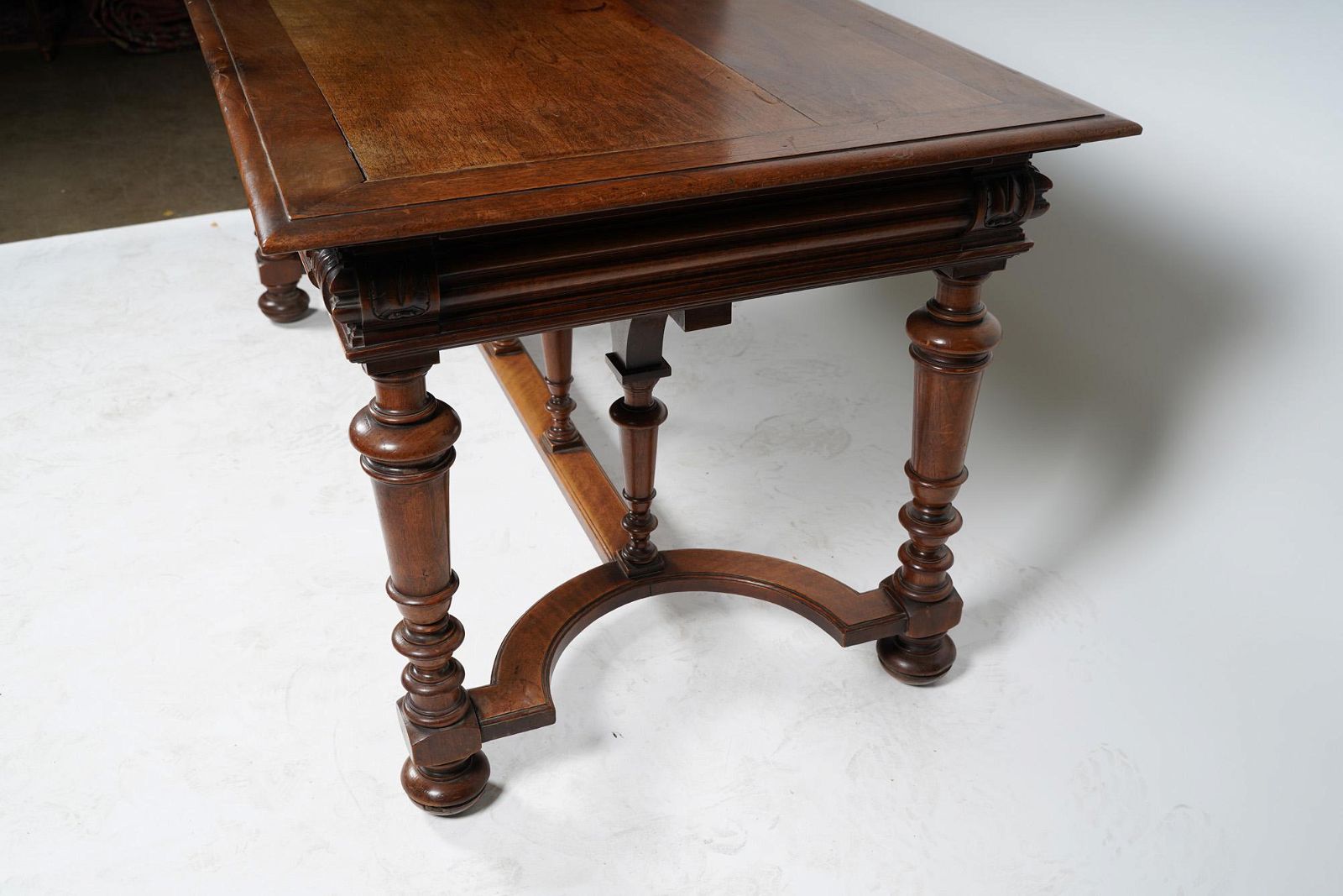 AF5-162: ANTIQUE LATE 19TH CENTURY AMERICAN WALNUT RENAISSANCE REVIVAL LIBRARY TABLE / DESK