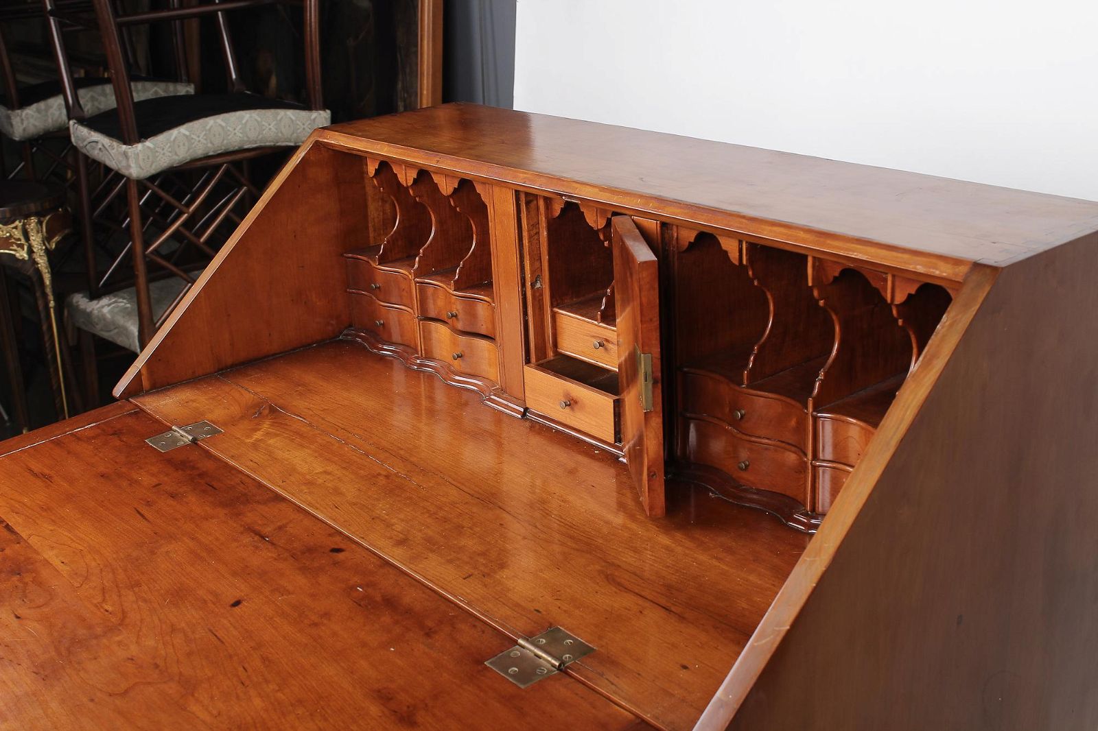 AF5-107: ANTIQUE LATE 18TH CENTURY AMERICAN CHERRYWOOD SLANT FRONT DESK