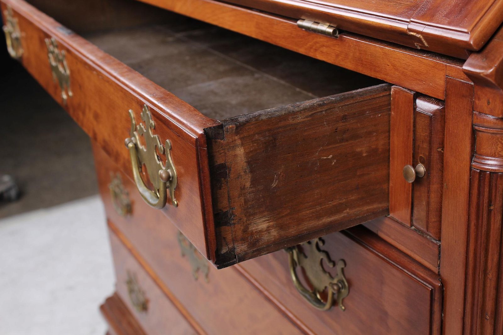 AF5-107: ANTIQUE LATE 18TH CENTURY AMERICAN CHERRYWOOD SLANT FRONT DESK