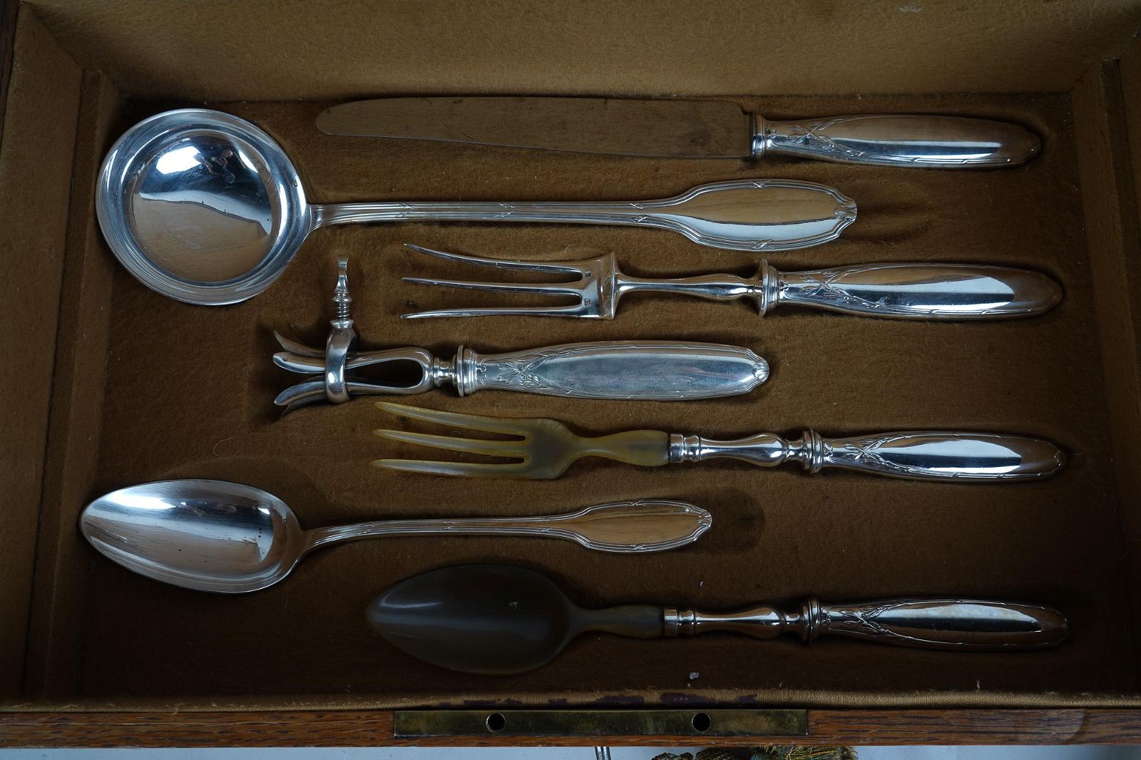 DA3-005: LATE 19TH C SET OF FRENCH CHRISTOFLE ALFEDNIDE SILVER-PLATE FLATWARE SET