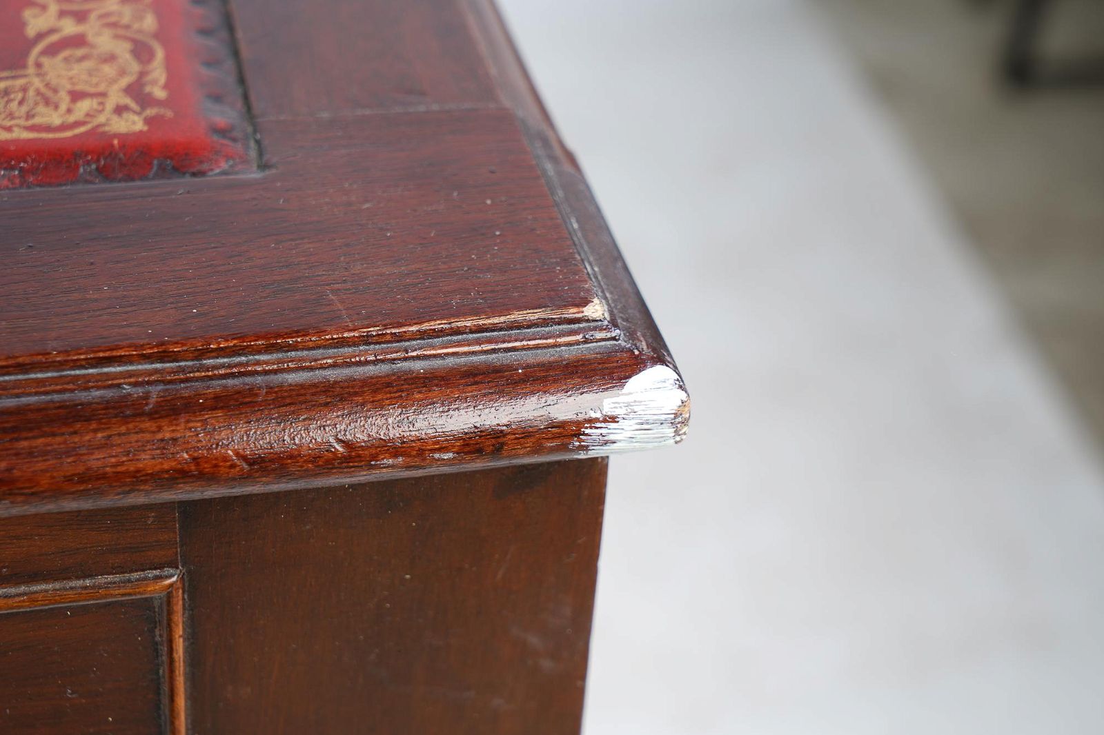 AF5-135: Antique Early 20th C English Regency Classical Style Mahogany Leather Top Writing Desk w/ 2 Drawers